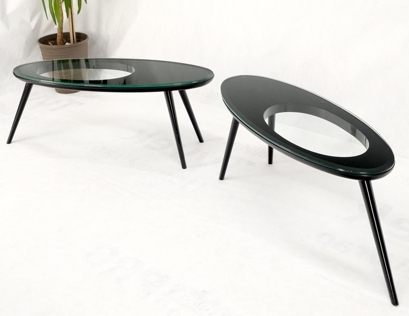 italien Paire de tables d'appoint à plateau en verre laqué noir, de forme ovale et percée, Stand en vente