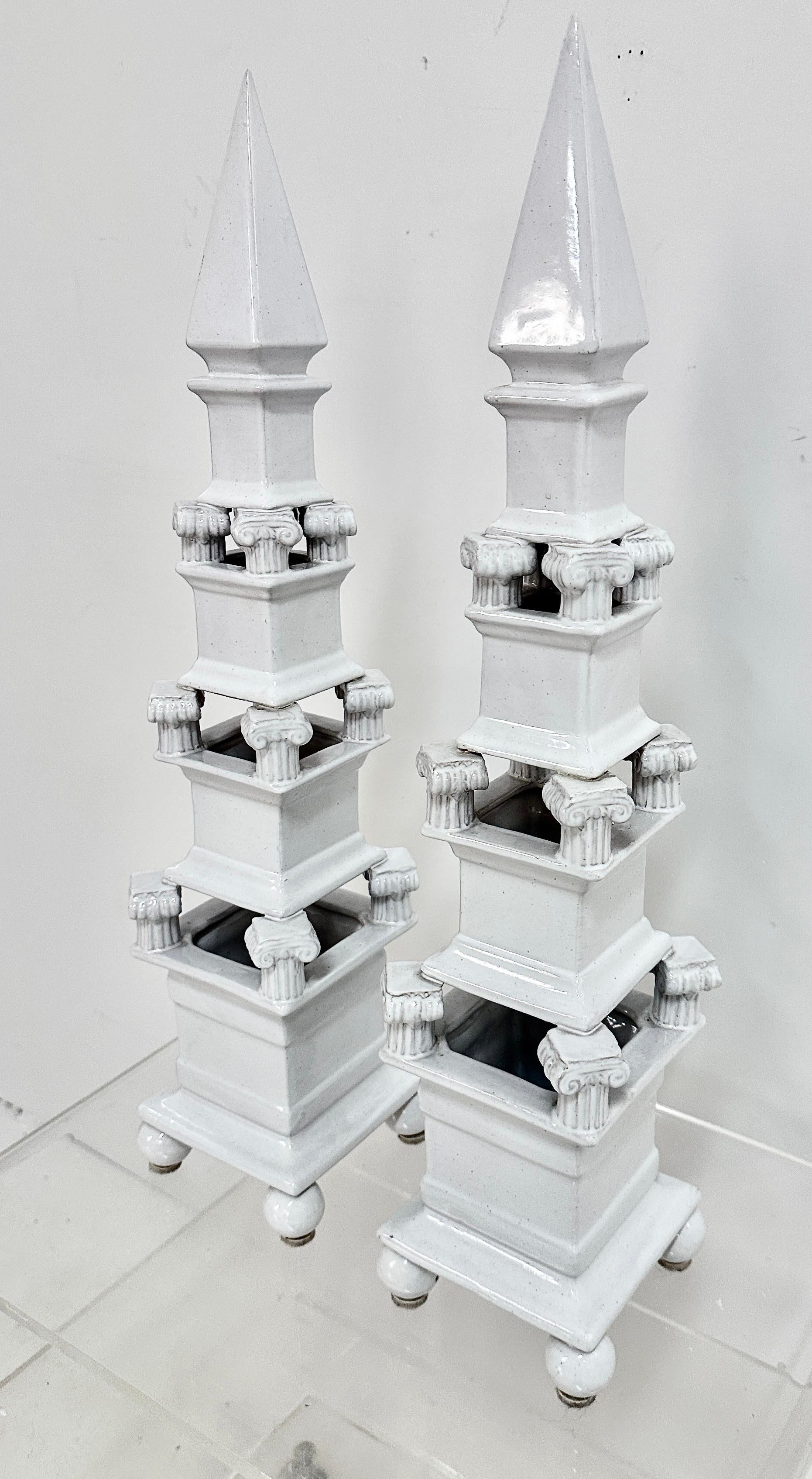 Paire de sculptures décoratives en forme d'obélisque en terre cuite italienne émaillée blanche en excellent état. Grande taille (28