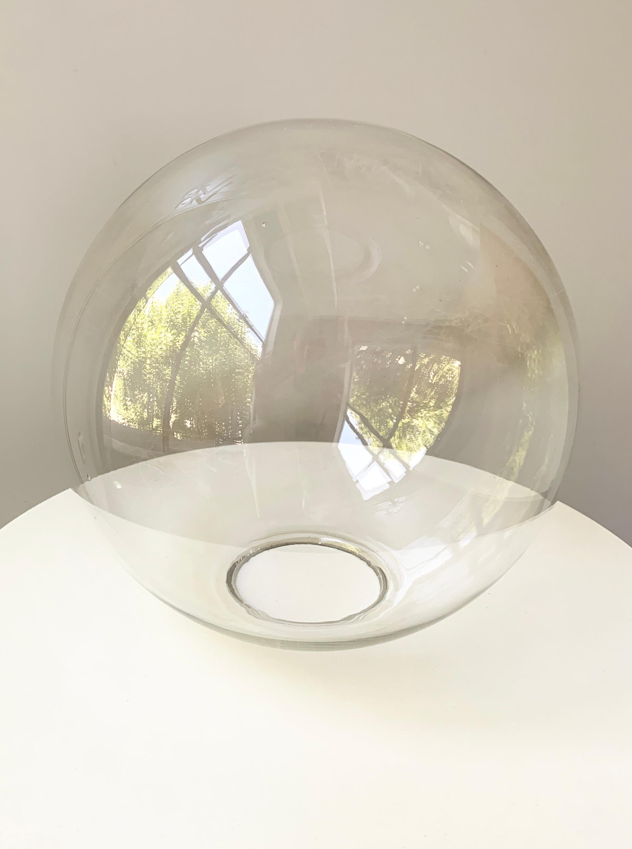 Coppia di lampade a sospensione Globe soffiate a mano Glashütte Limburg Germania anni '60 in vendita 2