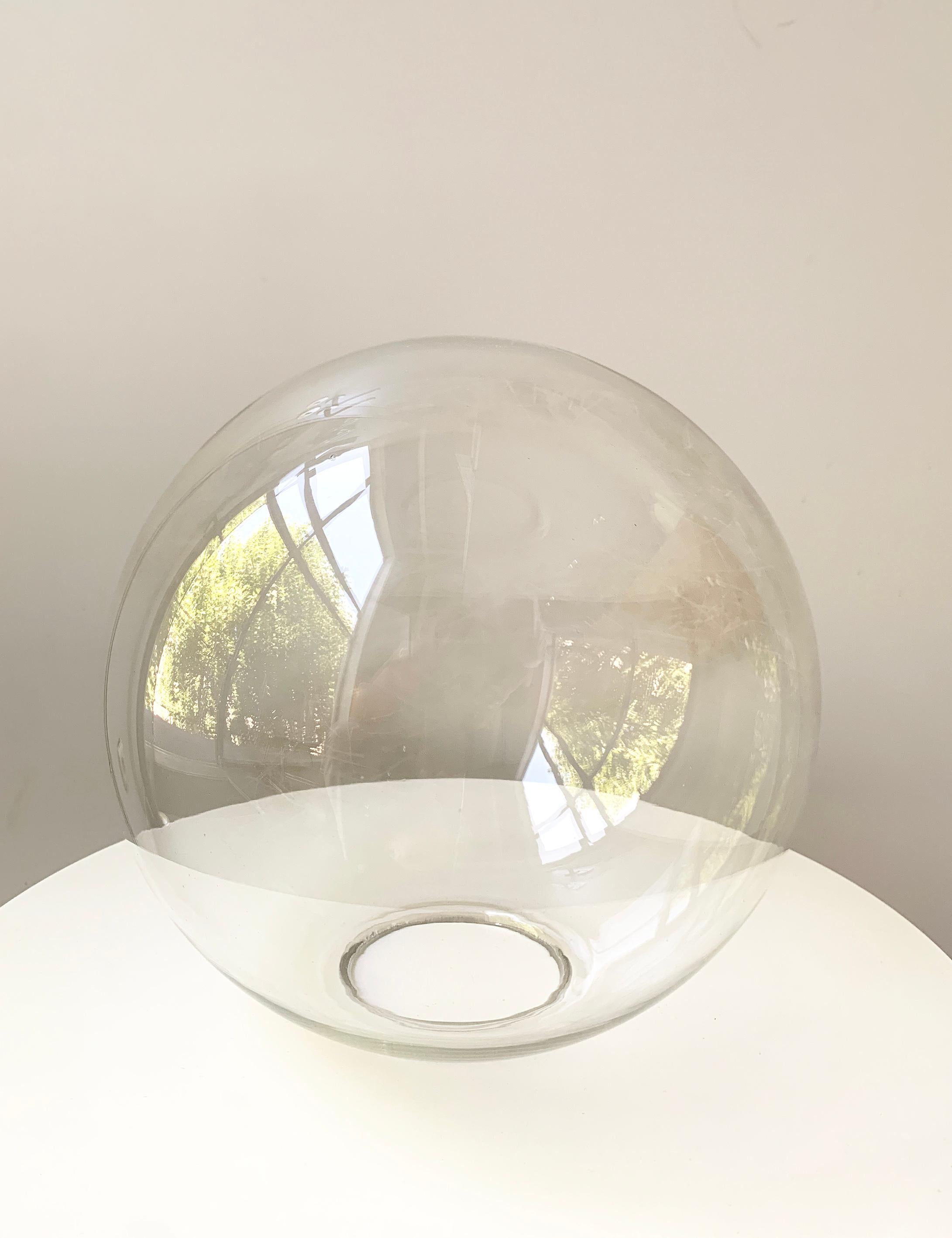 Coppia di lampade a sospensione Globe soffiate a mano Glashütte Limburg Germania anni '60 in vendita 3