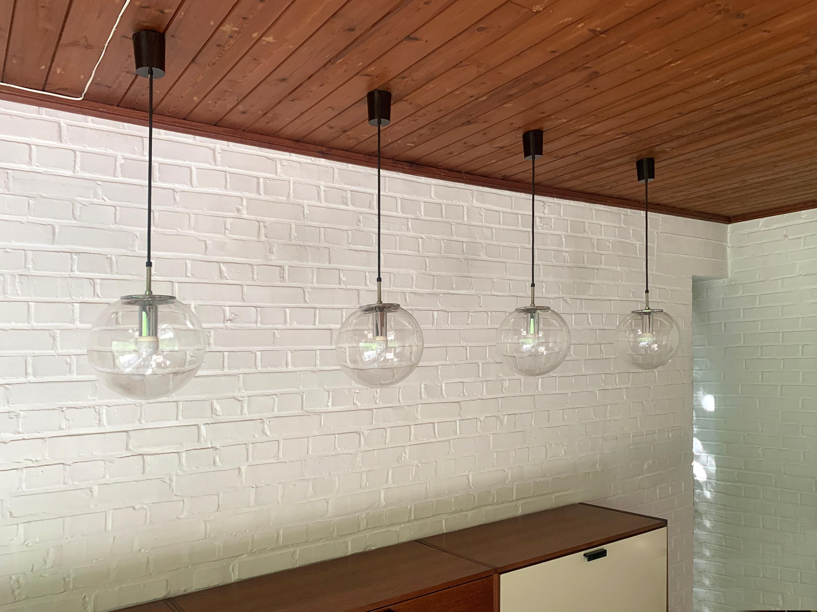 Coppia di lampade a sospensione moderniste prodotte da Glashütte Limburg, Germania. Sono disponibili 2 coppie.

Le foto in situ mostrano le lampade nella casa modernista dei proprietari originali qui in Belgio.

Sfere soffiate a mano. Edizione