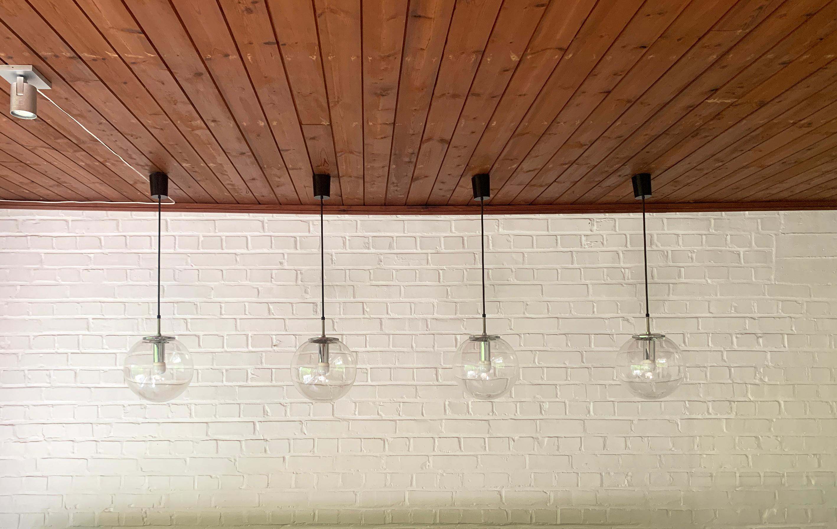 Mid-Century moderno Coppia di lampade a sospensione Globe soffiate a mano Glashütte Limburg Germania anni '60 in vendita