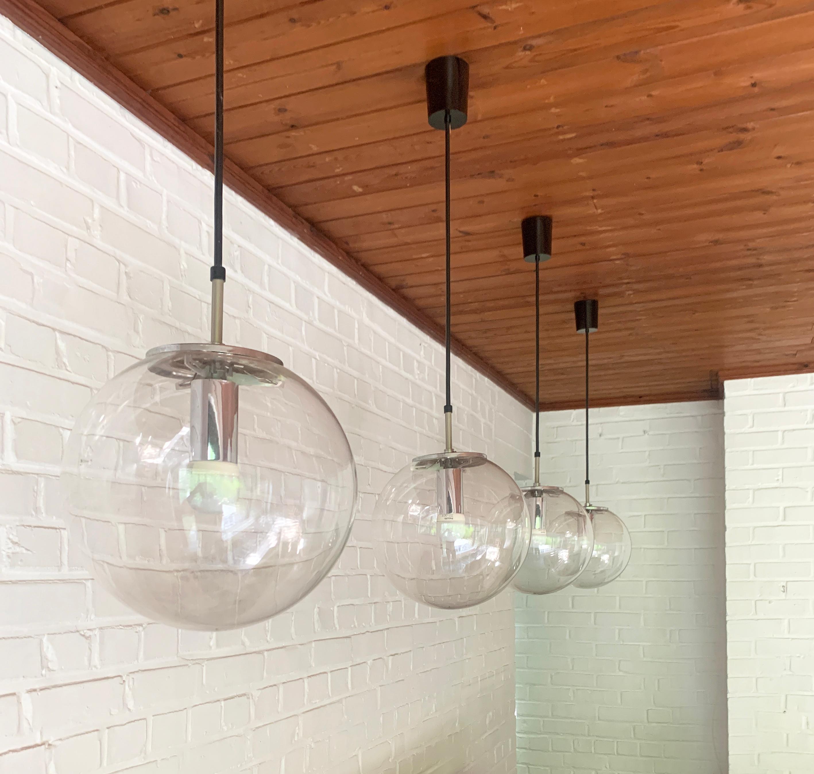 Coppia di lampade a sospensione Globe soffiate a mano Glashütte Limburg Germania anni '60 In condizioni buone in vendita a Vorst, BE