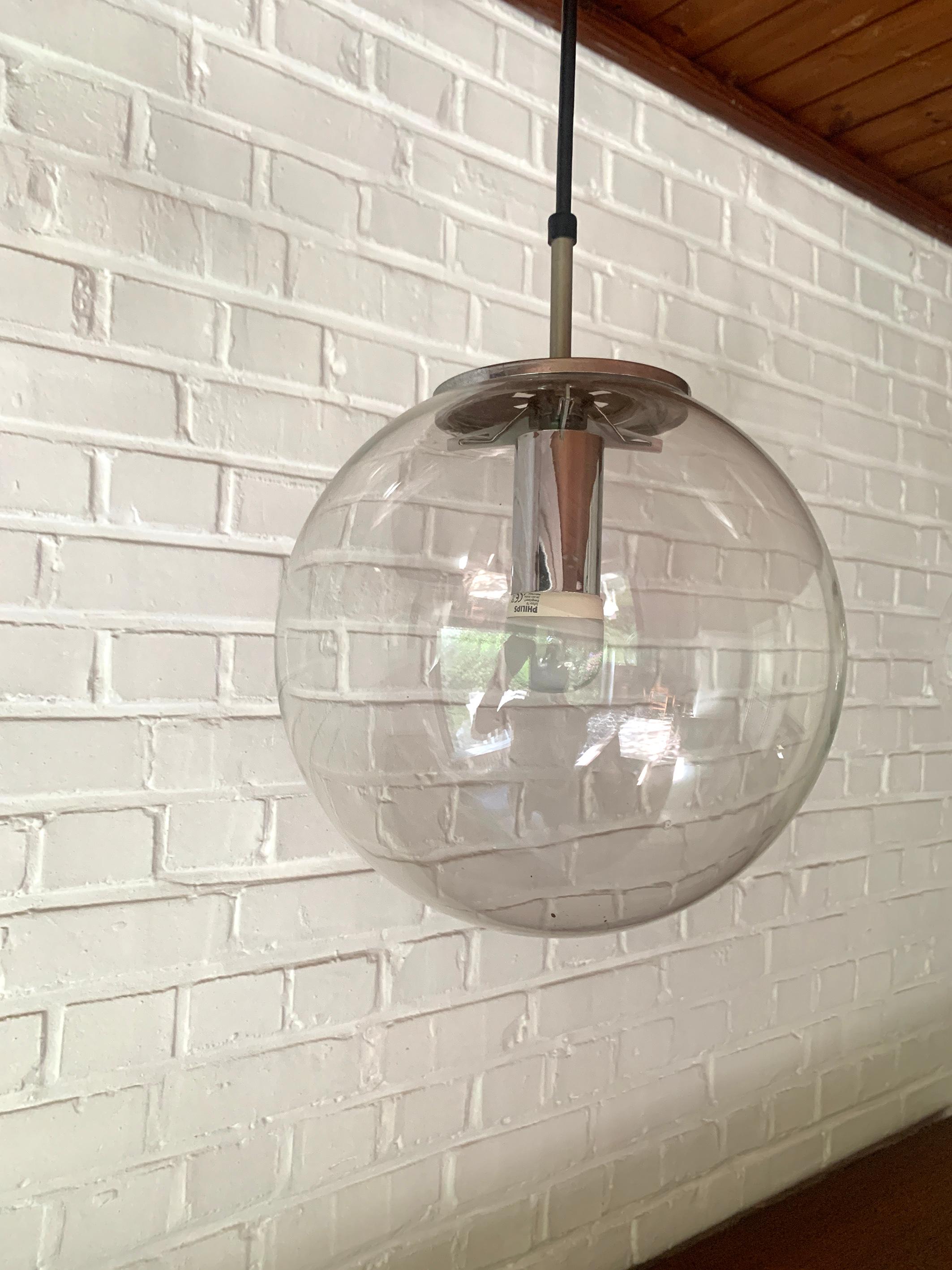 XX secolo Coppia di lampade a sospensione Globe soffiate a mano Glashütte Limburg Germania anni '60 in vendita