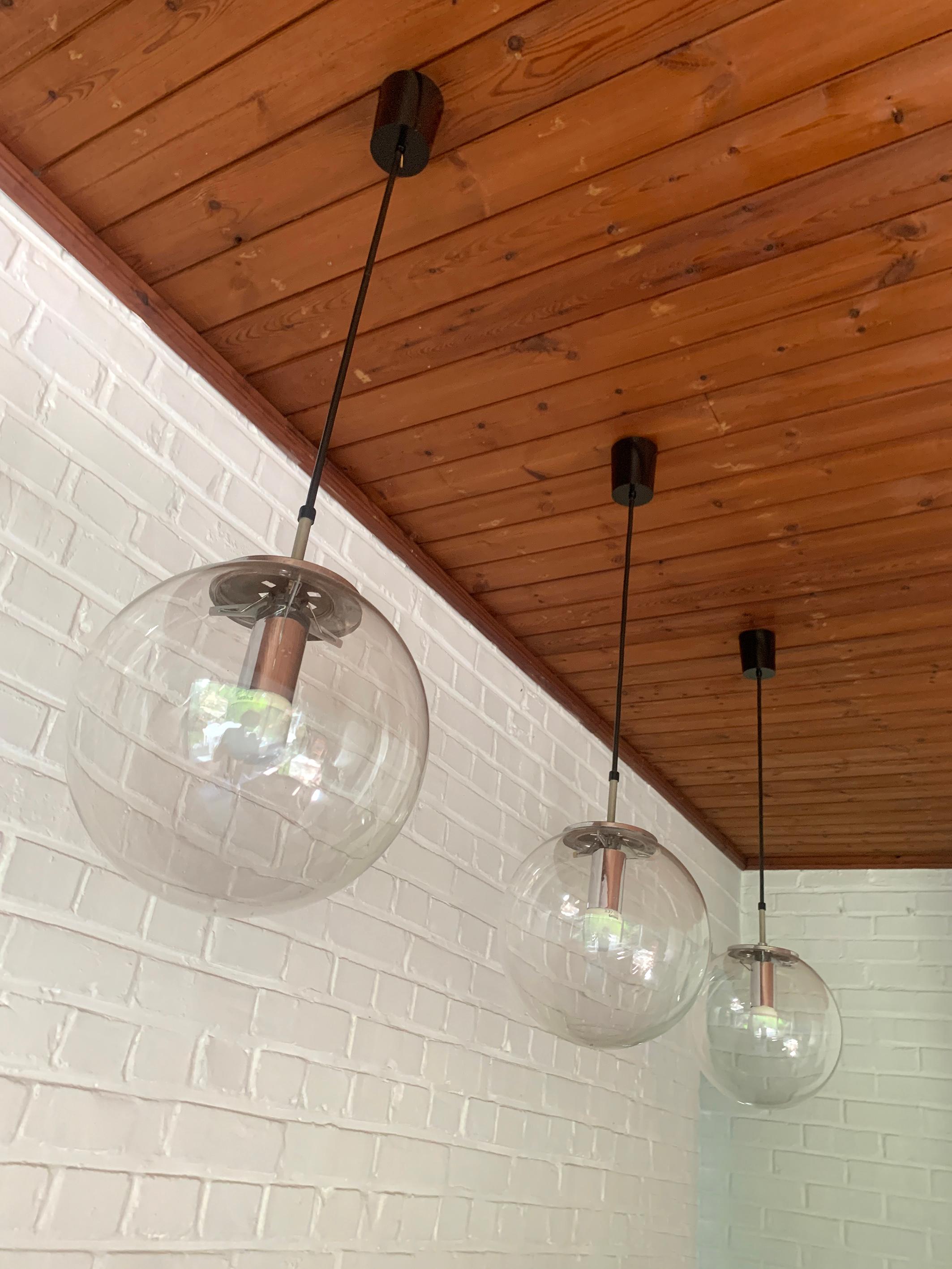 Vetro Coppia di lampade a sospensione Globe soffiate a mano Glashütte Limburg Germania anni '60 in vendita
