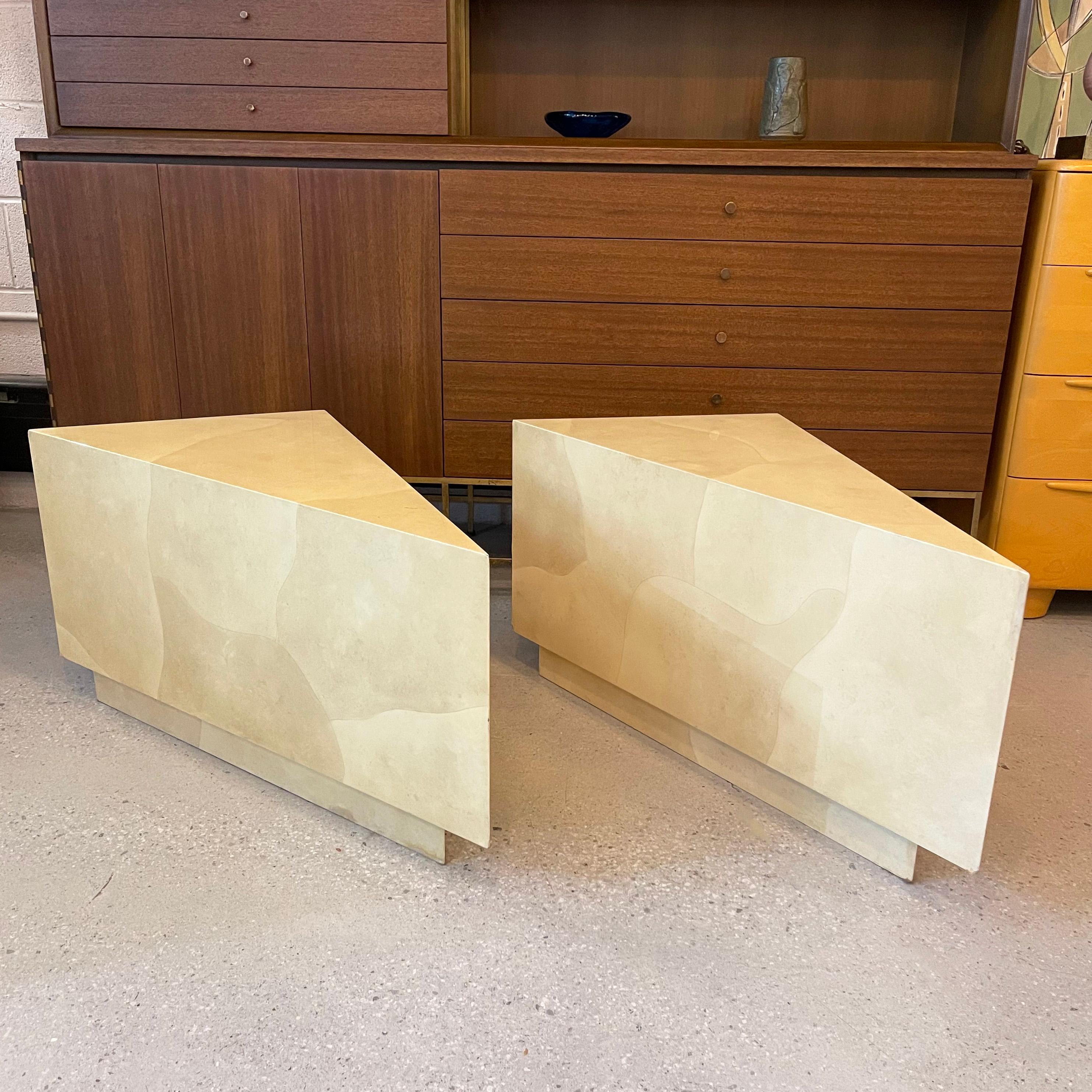 Ein Paar spektakuläre und vielseitige, modulare, dreieckige Beistelltische aus lackiertem Ziegenleder von Aldo Tura, Italien, können einzeln oder zusammen als Couchtisch in vielen Formen konfiguriert werden. Zusammen als eine rechteckige