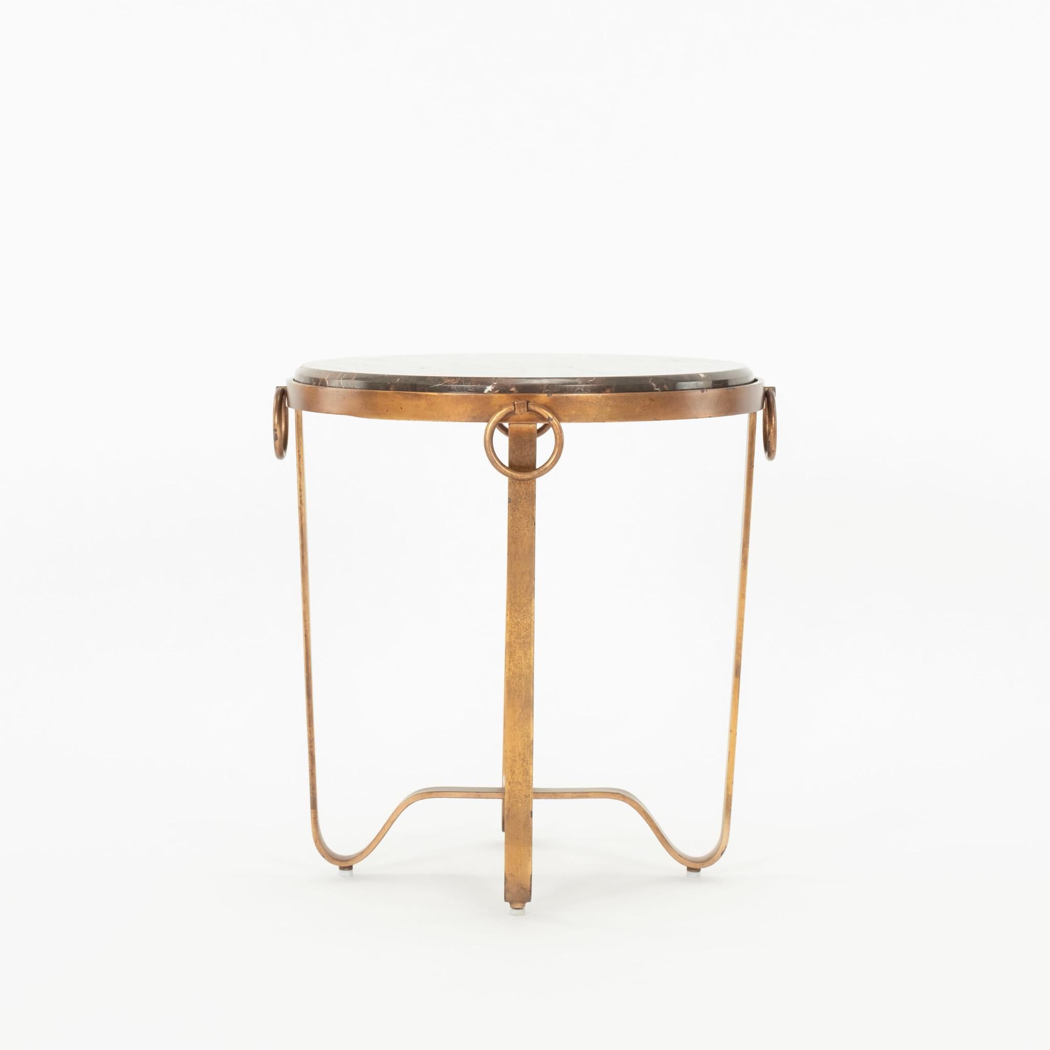 Paire de tables d'appoint du 20e siècle avec bases et anneaux en fer doré et plateaux en marbre.