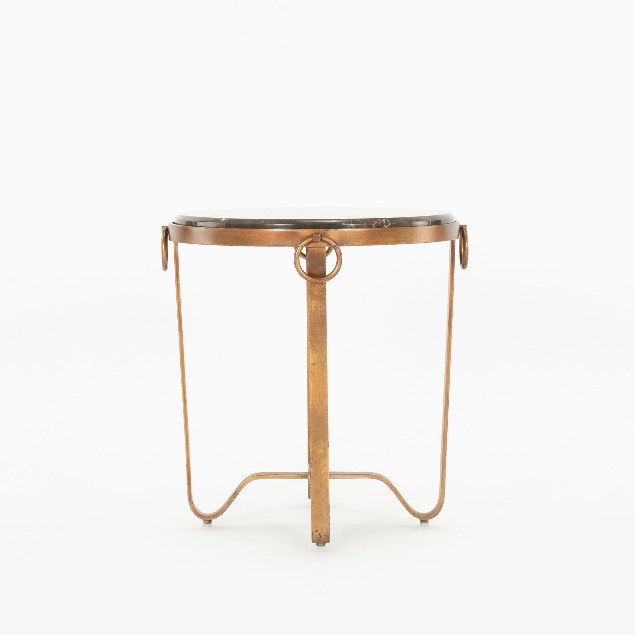 Paire de tables d'appoint en fer doré et marbre Bon état - En vente à Houston, TX