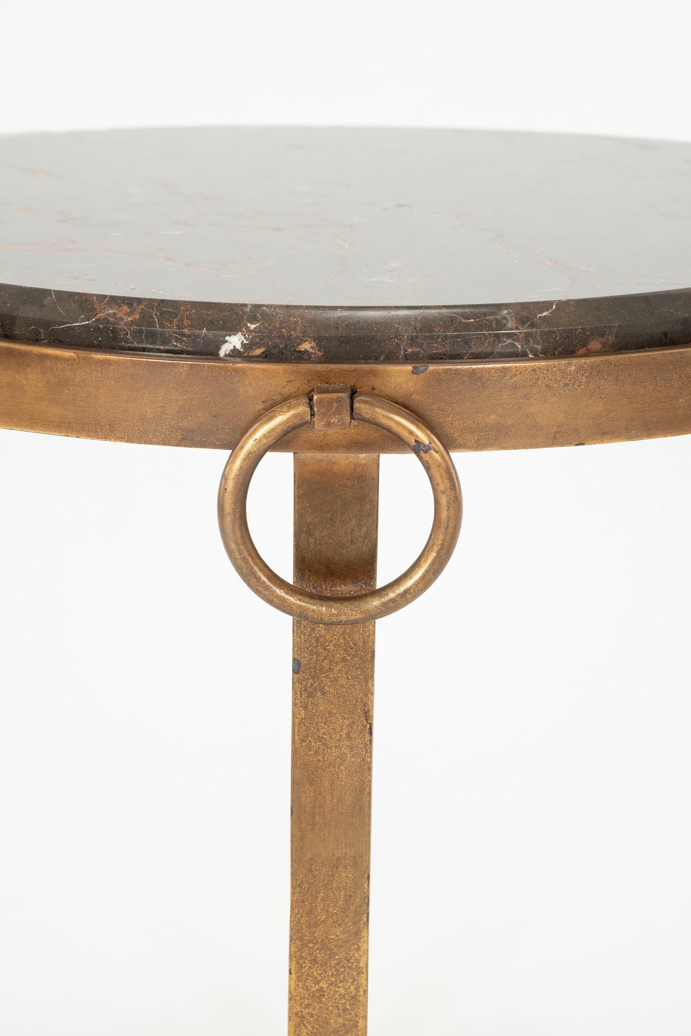20ième siècle Paire de tables d'appoint en fer doré et marbre en vente