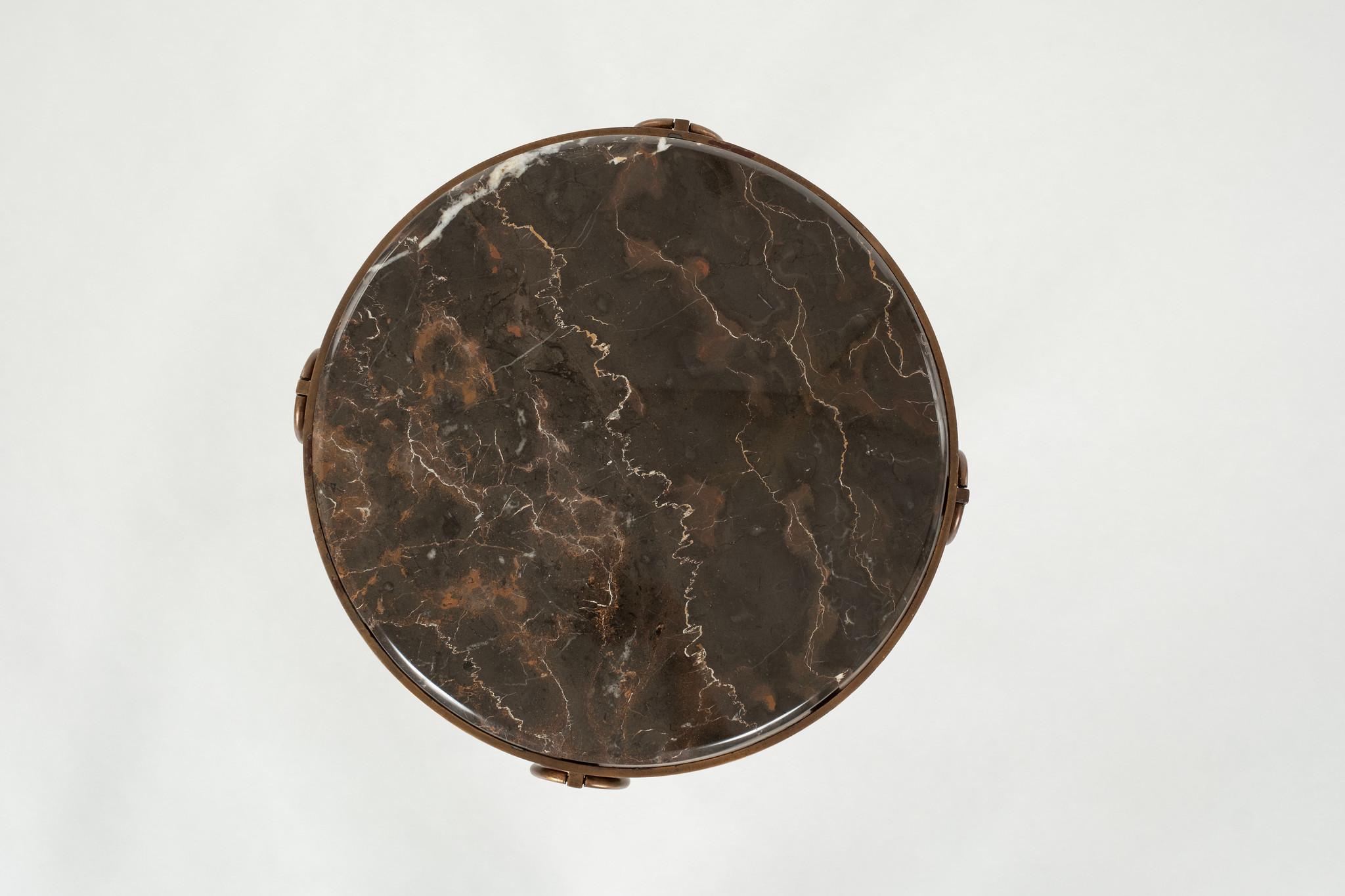 Fer Paire de tables d'appoint en fer doré et marbre en vente