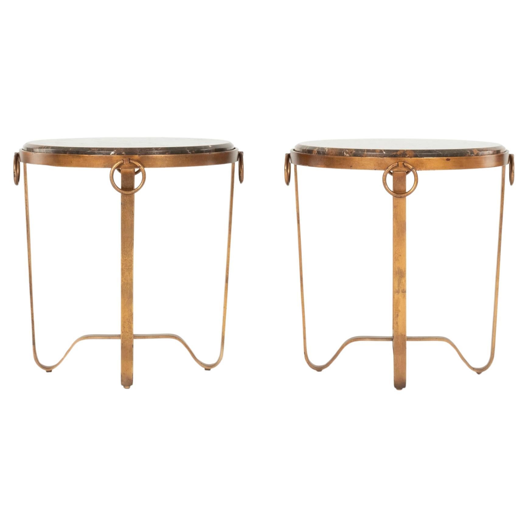 Paire de tables d'appoint en fer doré et marbre