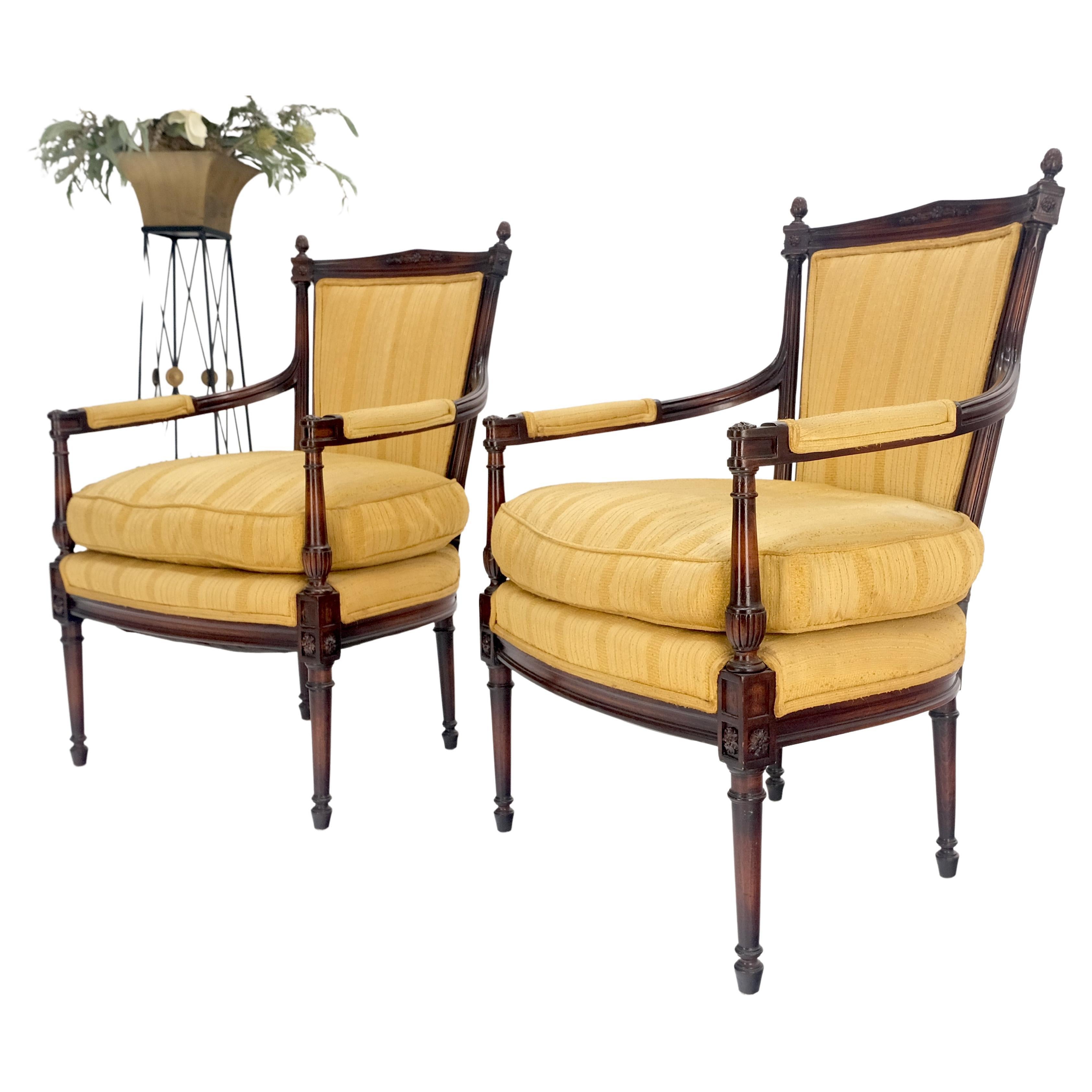 Paire de chaises de salon avec tapisserie en soie dorée et embouts en forme de glands sculptés MINT !