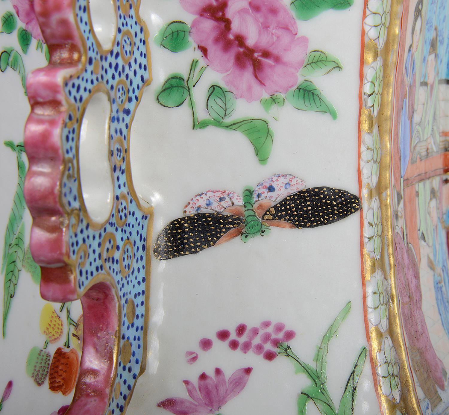 Paar chinesische Rosenmedaillon-Vasen von guter Qualität aus dem 19. Jahrhundert im Angebot 4