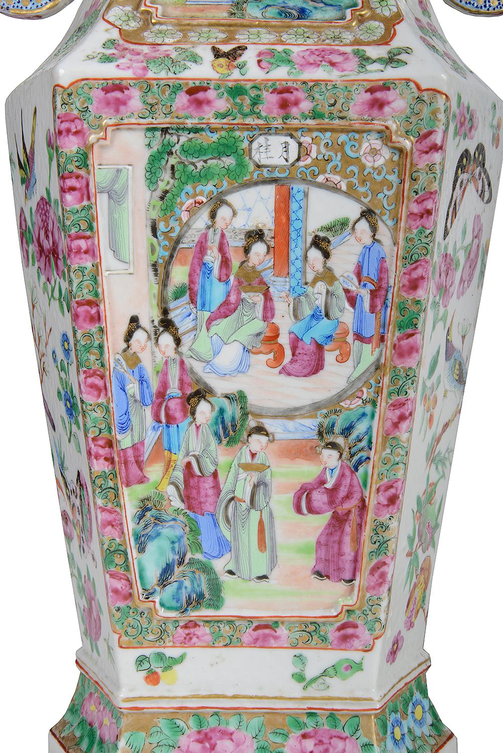 Paar chinesische Rosenmedaillon-Vasen von guter Qualität aus dem 19. Jahrhundert (Chinesischer Export) im Angebot