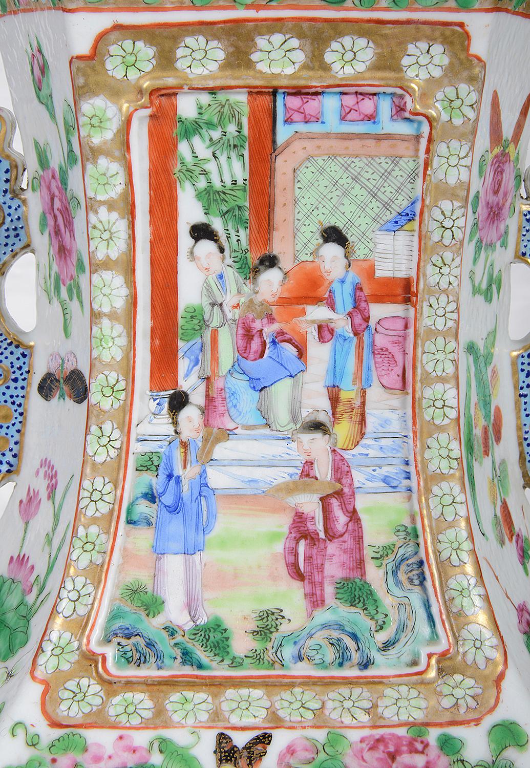Peint à la main Paire de vases à médaillons de roses chinois du 19ème siècle de bonne qualité en vente