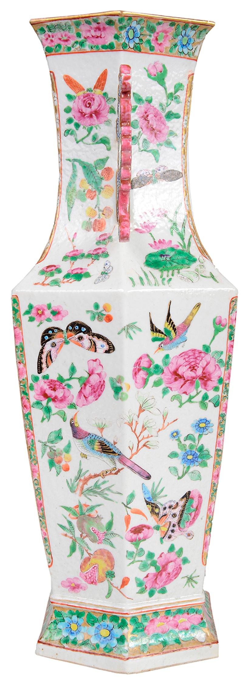 Paar chinesische Rosenmedaillon-Vasen von guter Qualität aus dem 19. Jahrhundert (Porzellan) im Angebot