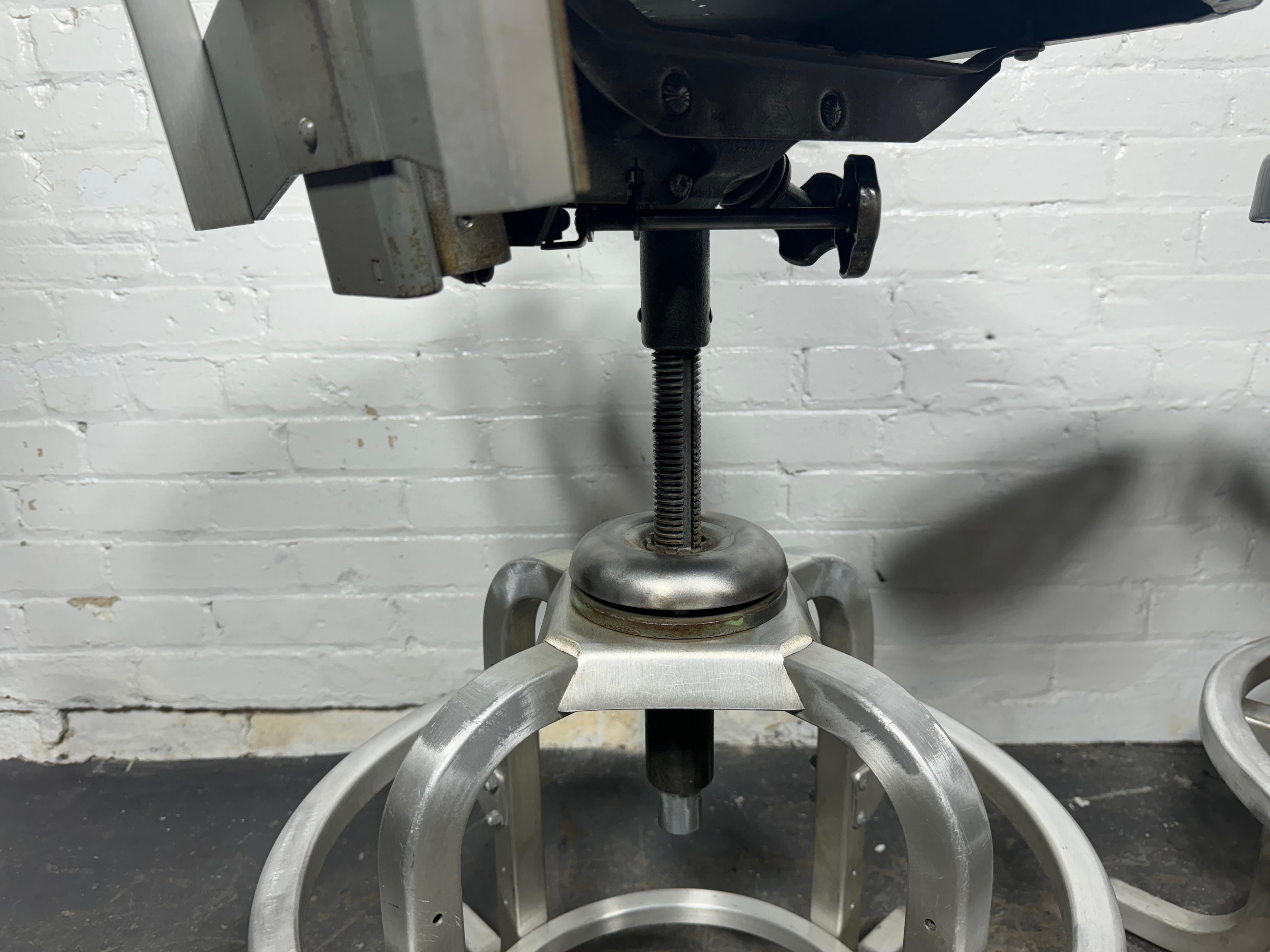 Par de taburetes de aluminio industriales Goodform ajustables .PRECIADOS POR SEPARADO en venta 3