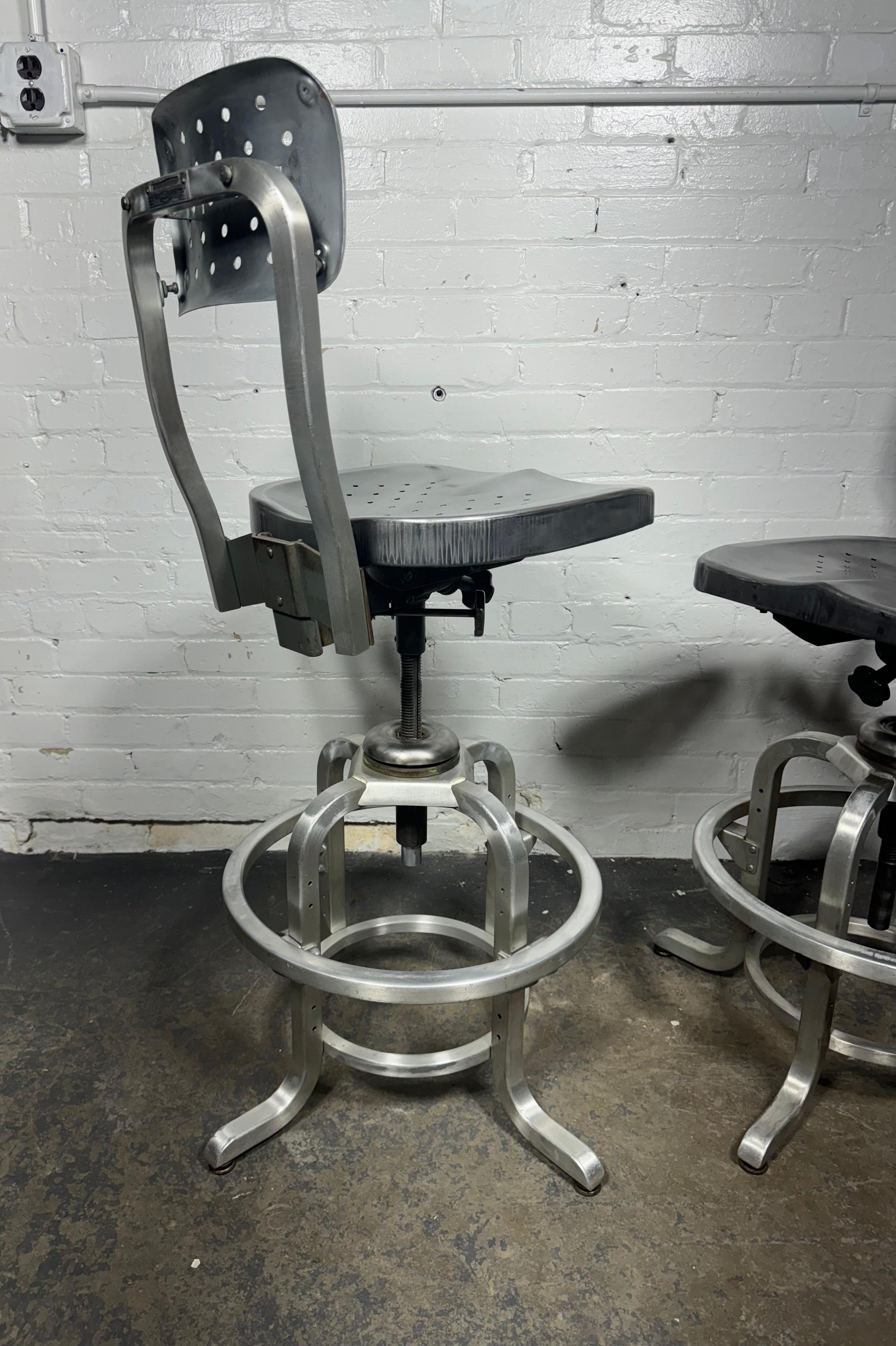Par de taburetes de aluminio industriales Goodform ajustables .PRECIADOS POR SEPARADO Industrial en venta