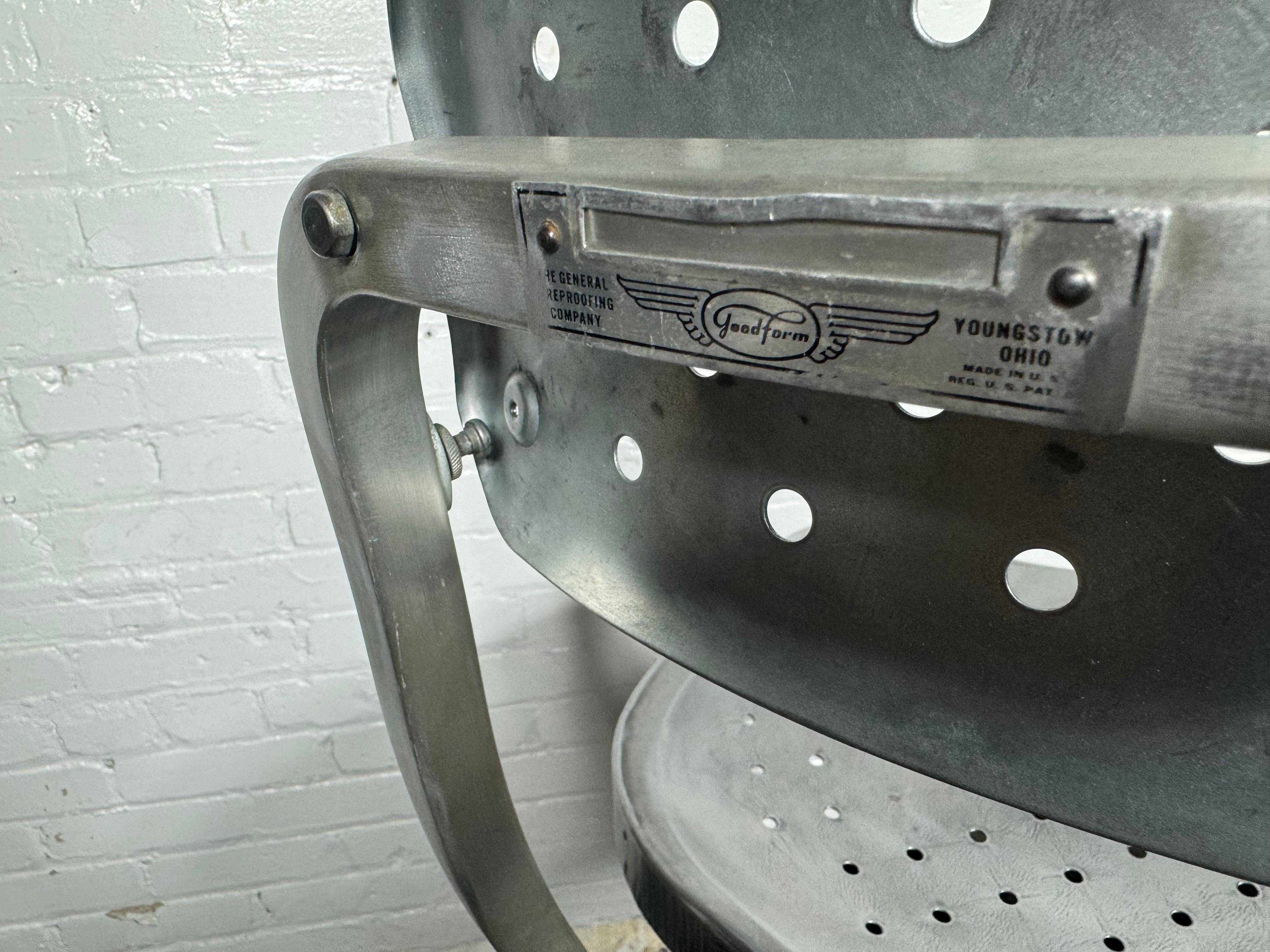 Par de taburetes de aluminio industriales Goodform ajustables .PRECIADOS POR SEPARADO Estadounidense en venta