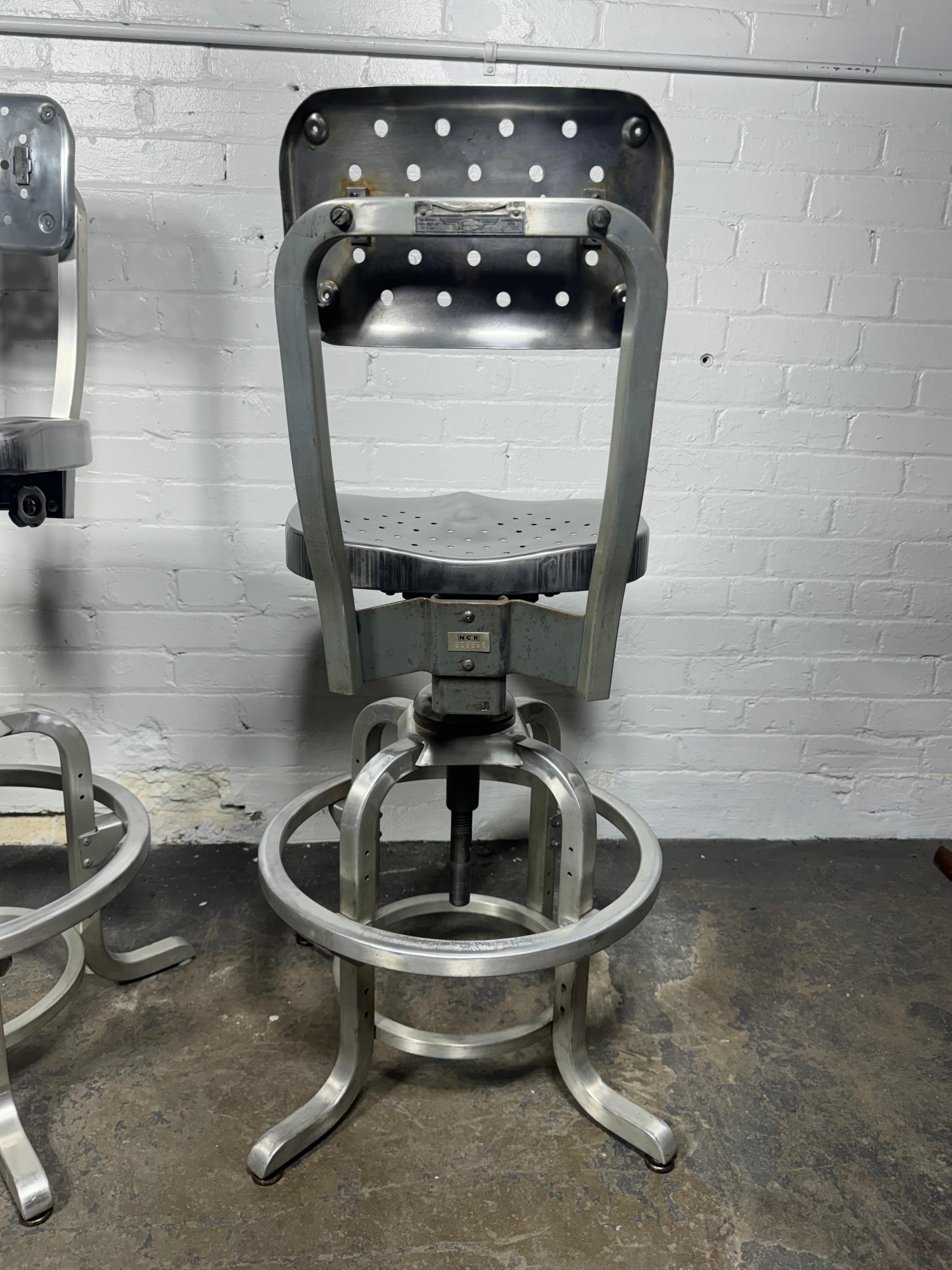 Par de taburetes de aluminio industriales Goodform ajustables .PRECIADOS POR SEPARADO en Bueno estado para la venta en Buffalo, NY