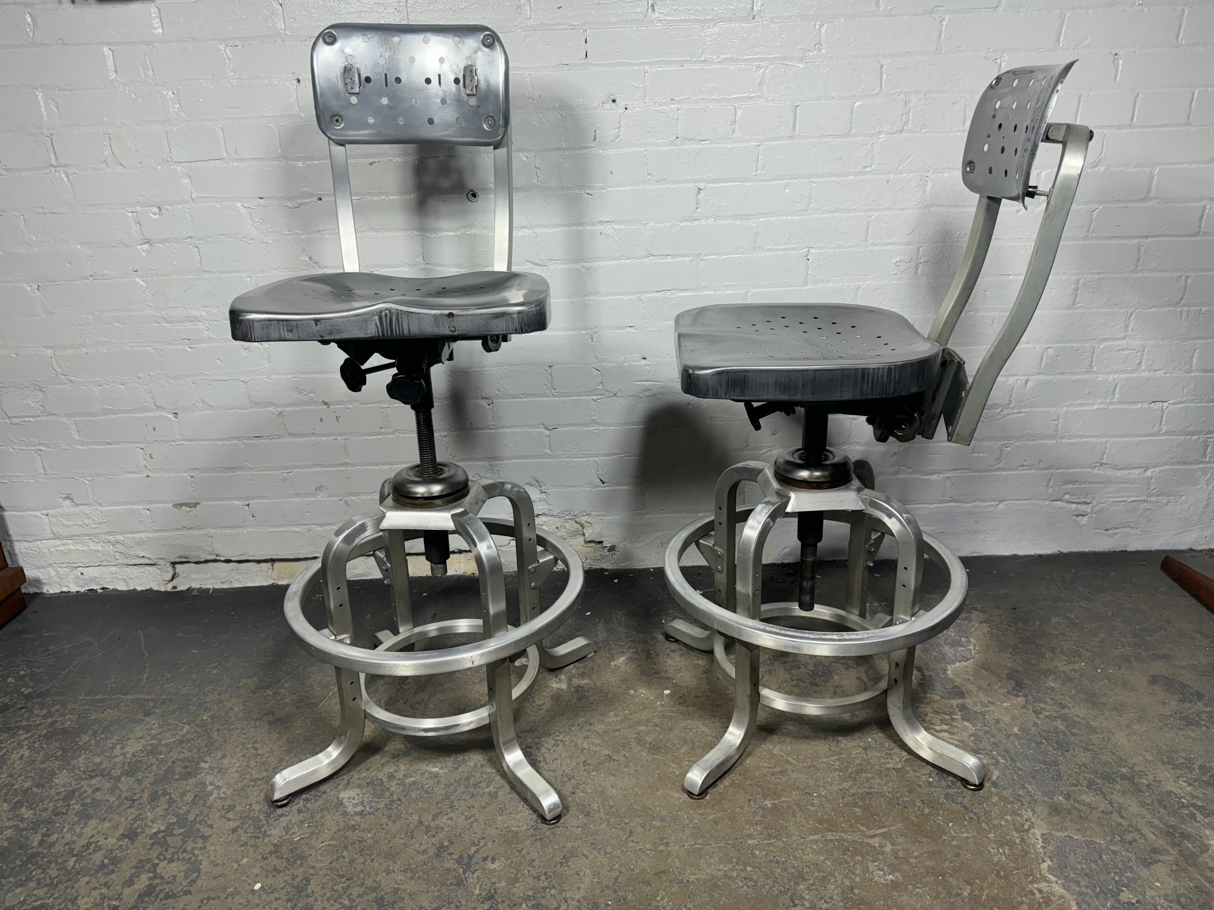 Par de taburetes de aluminio industriales Goodform ajustables .PRECIADOS POR SEPARADO mediados del siglo XX en venta