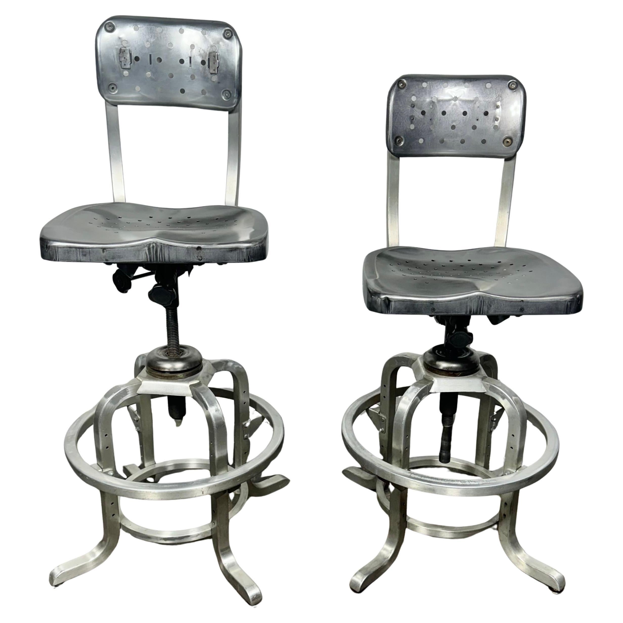 Coppia di sgabelli da disegno regolabili in alluminio GoodForm .PREZZATI SEPARATAMENTE