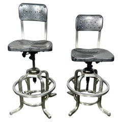 Paire de tabourets de fabrication industriels réglables en aluminium de bonne forme .PRICED SEPARATELY