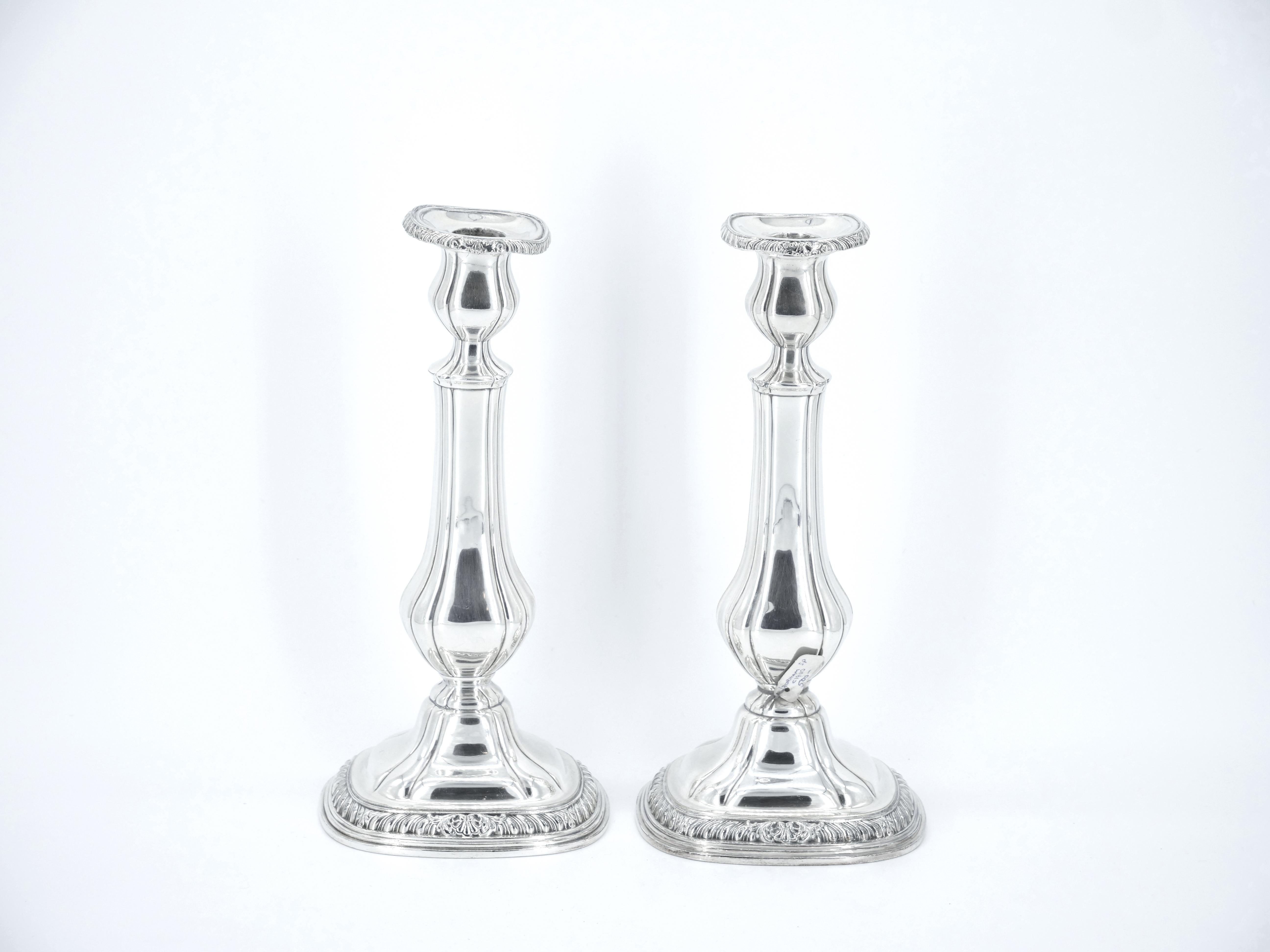 Paar Gorham-Kerzenständer aus Silberblech im englischen Regency-Stil (amerikanisch) im Angebot