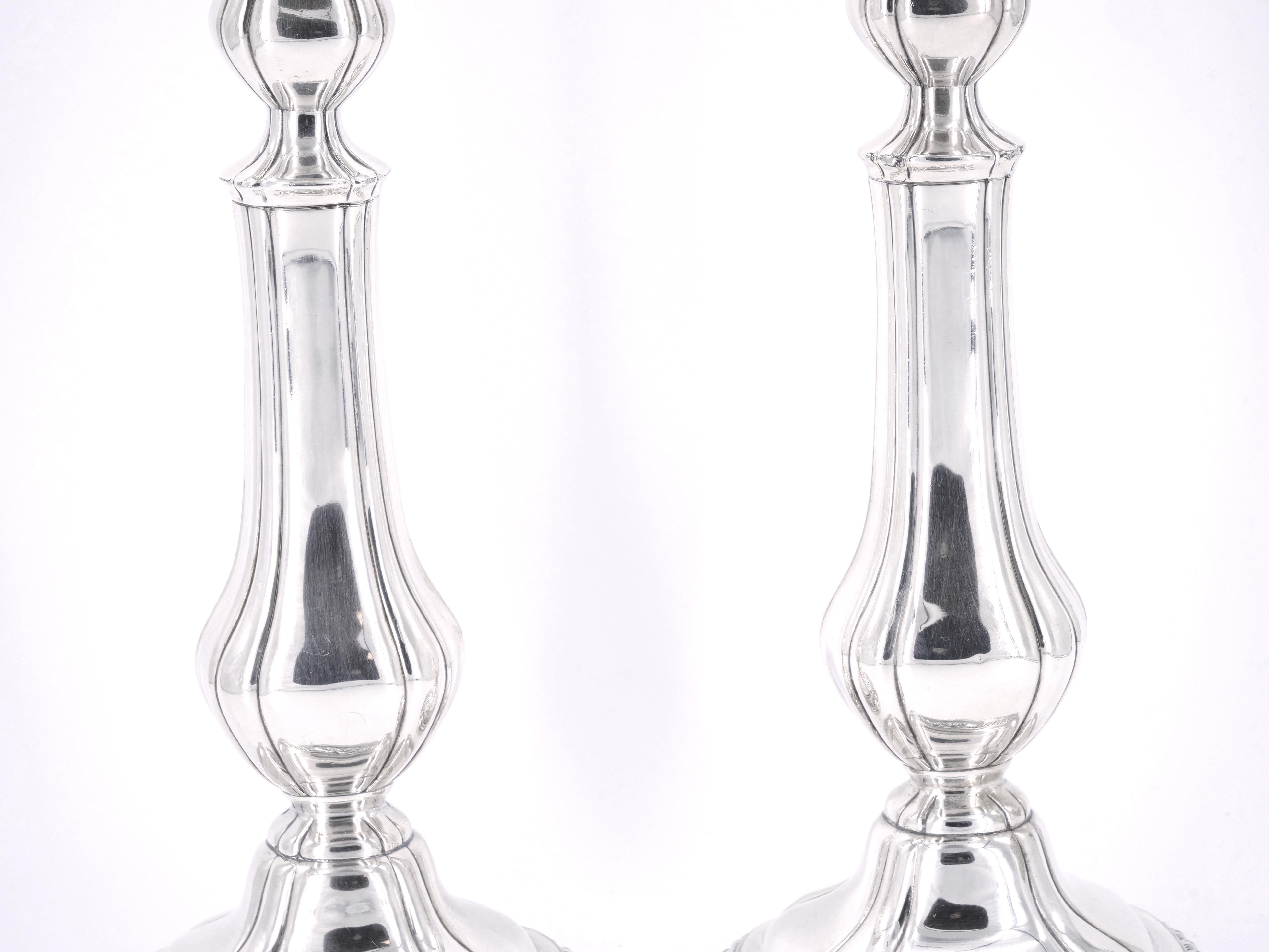 Paar Gorham-Kerzenständer aus Silberblech im englischen Regency-Stil (20. Jahrhundert) im Angebot