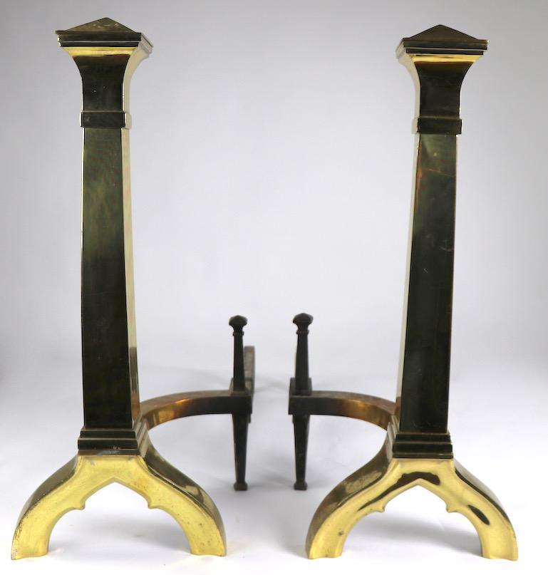 Pareja de morillos de latón del renacimiento gótico al estilo de Augustus Pugin Movimiento estético en venta