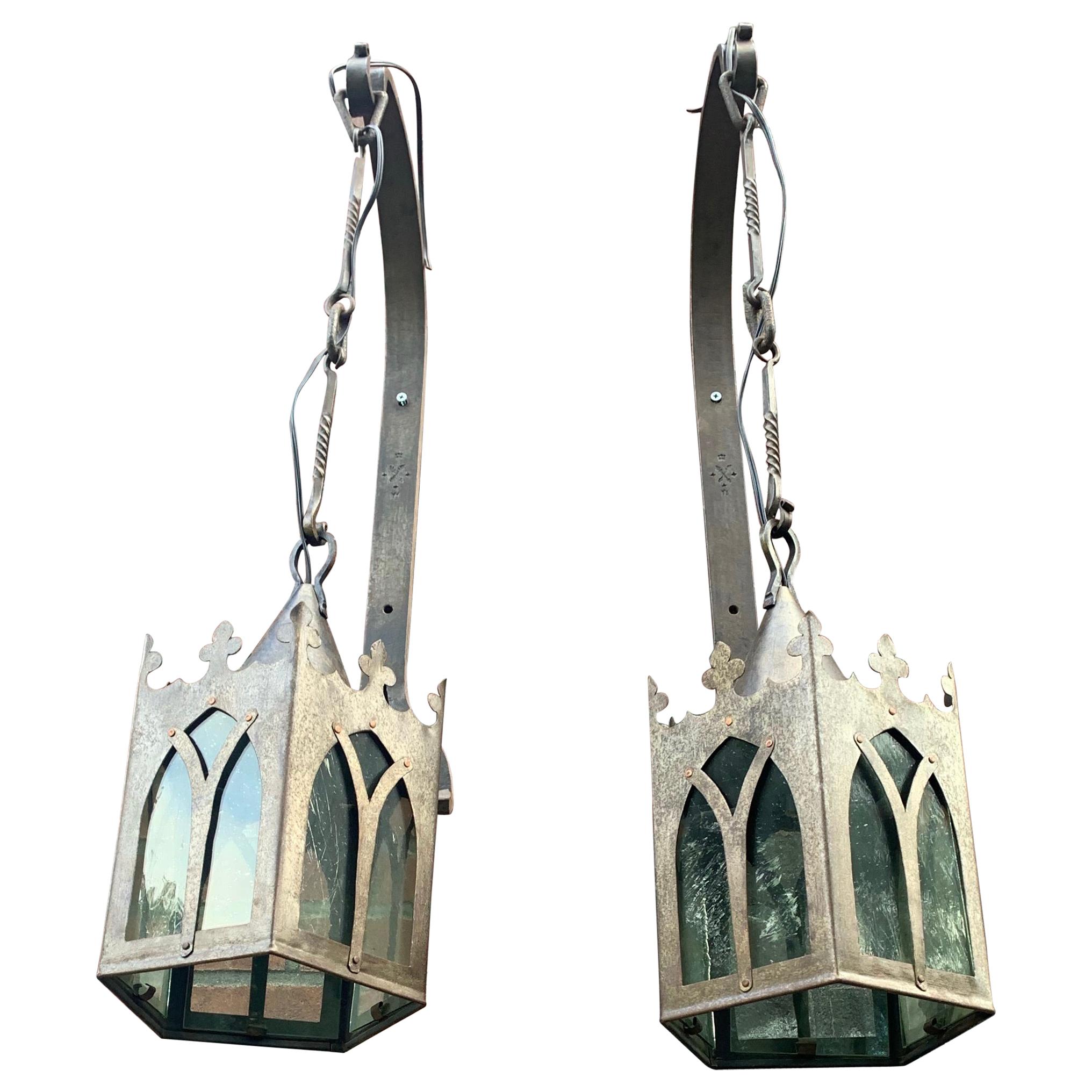 Paire de lanternes murales de style néo-gothique médiéval en fer forgé et verre de cathédrale
