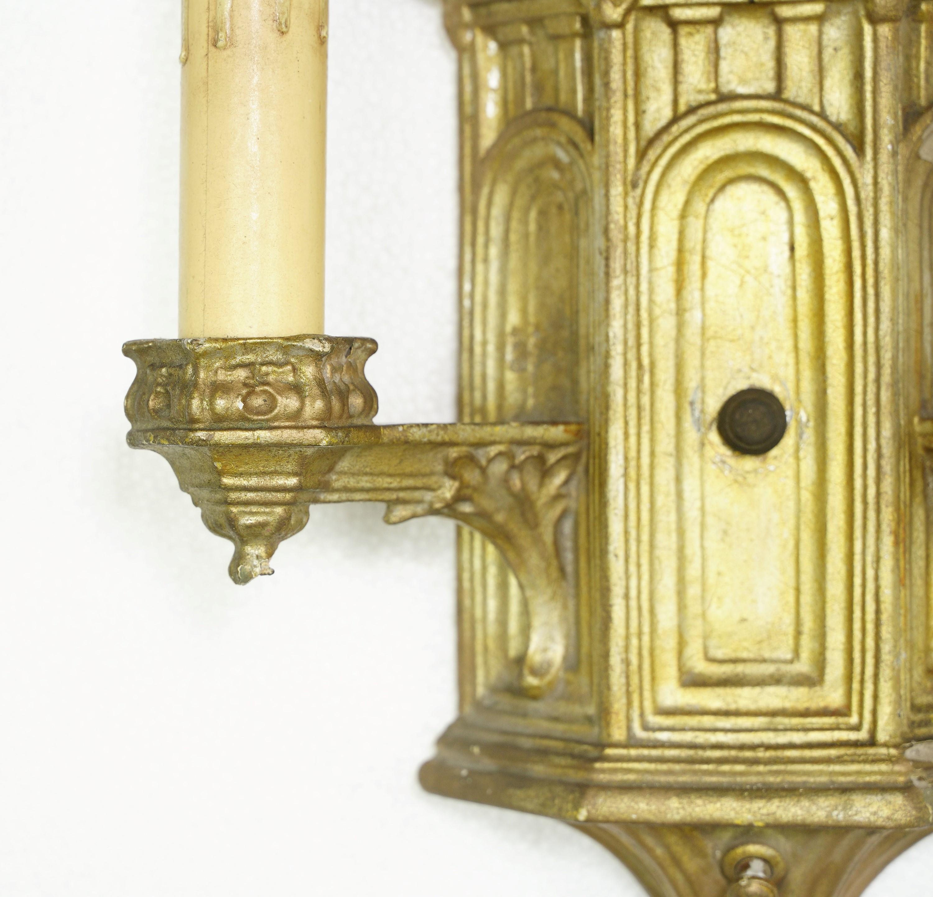 Paar gotische Goldfarbene Gips-Wandleuchter mit 2 Lichtern (20. Jahrhundert)