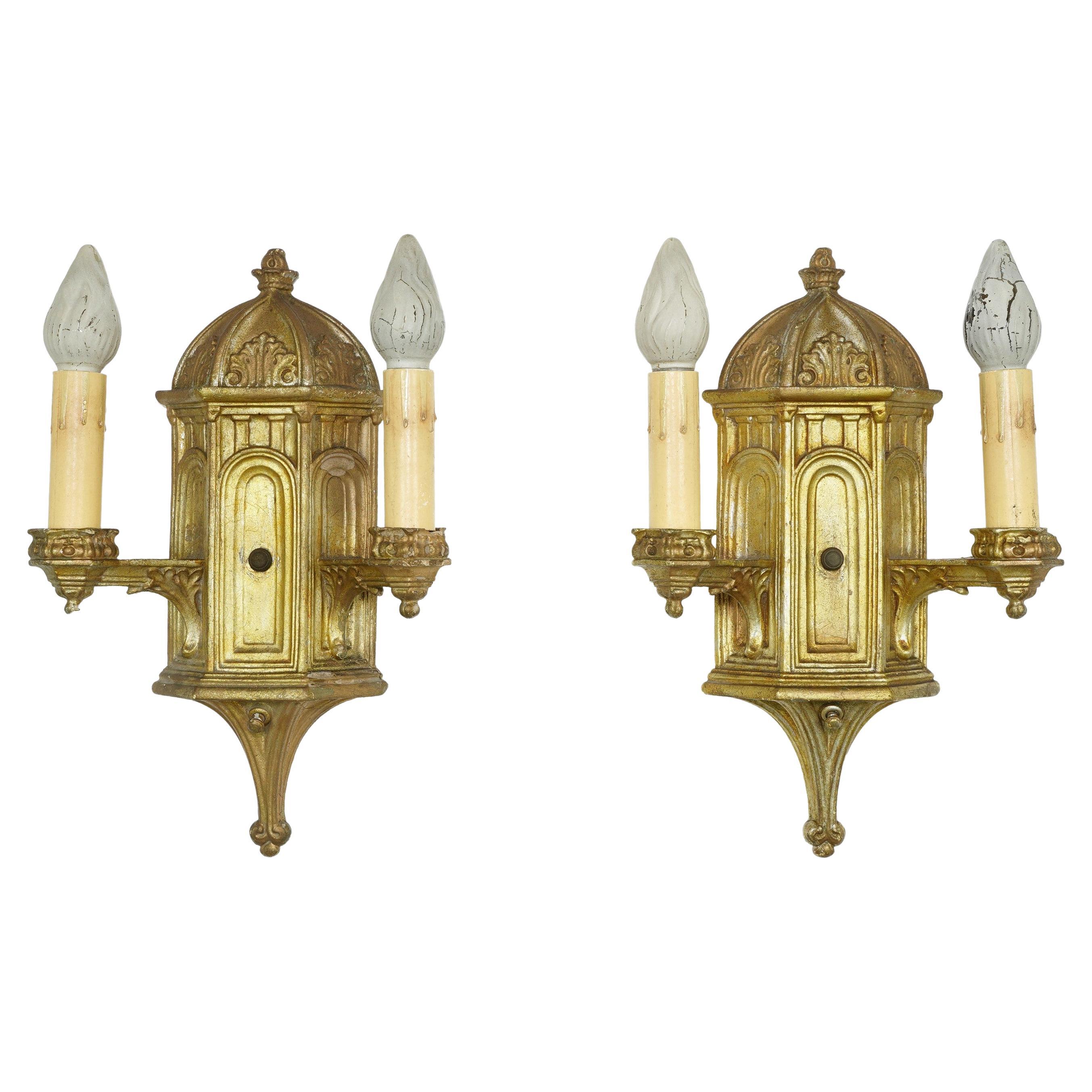 Paar gotische Goldfarbene Gips-Wandleuchter mit 2 Lichtern