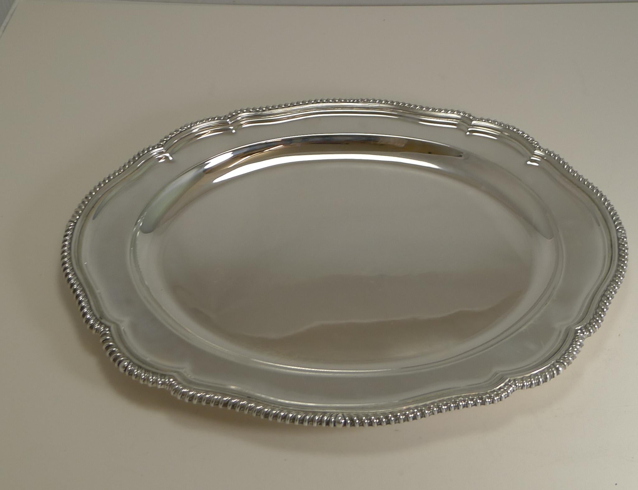 Pair Graduated Antique English Silver Plated Serving Platters by Elkington In Good Condition In Bath, GB