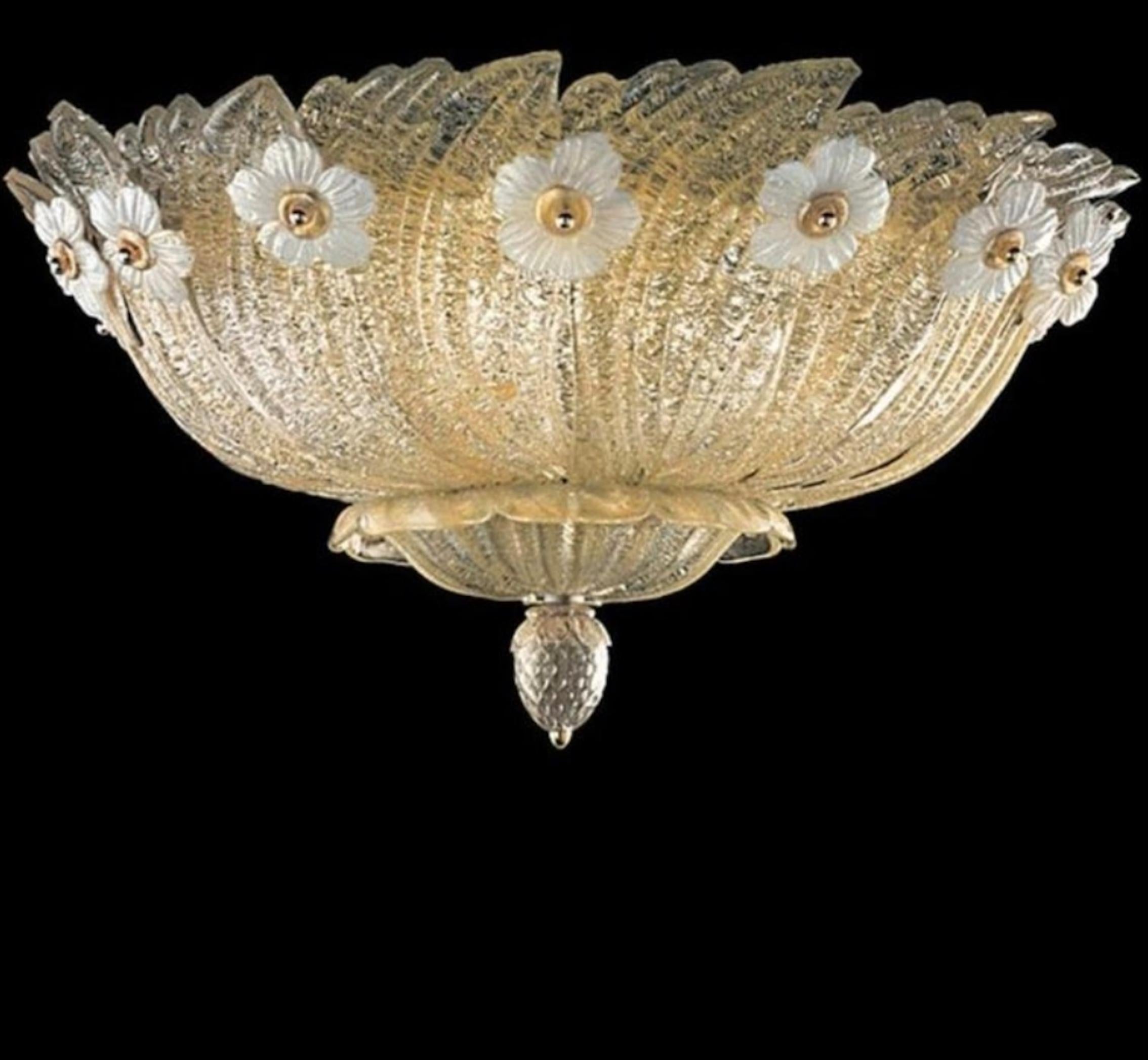 Grand Hotel è una lampada da soffitto disegnata da Barovier&Toso. Una delle più celebri delle nostre collezioni Classic, grazie al suo design elegante e alla gamma di colori che permettono di ottenere effetti decorativi attraenti e di grande