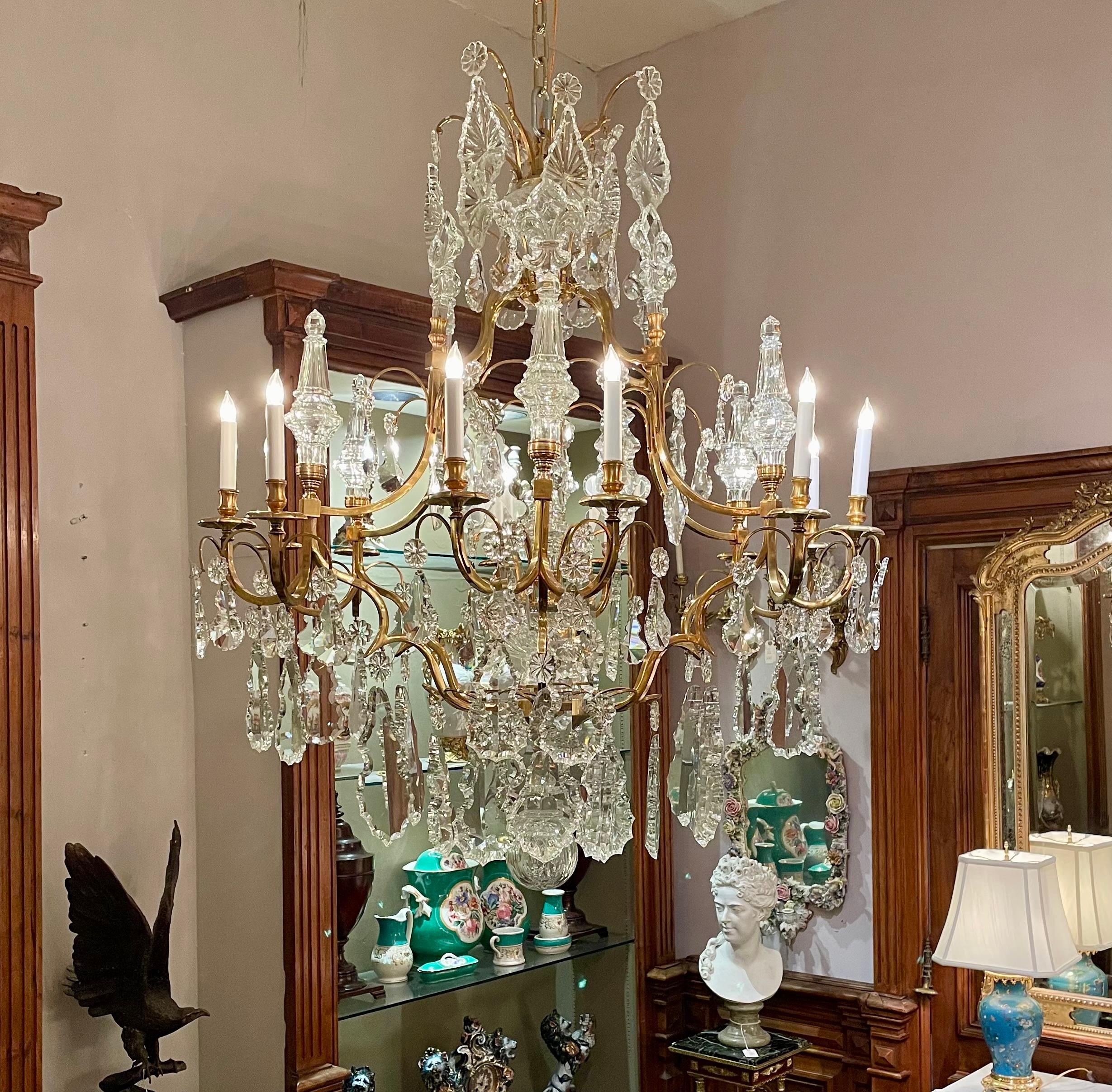 Pareja de arañas de cristal tallado francés y bronce D'Oré Circa 1960 en venta 4