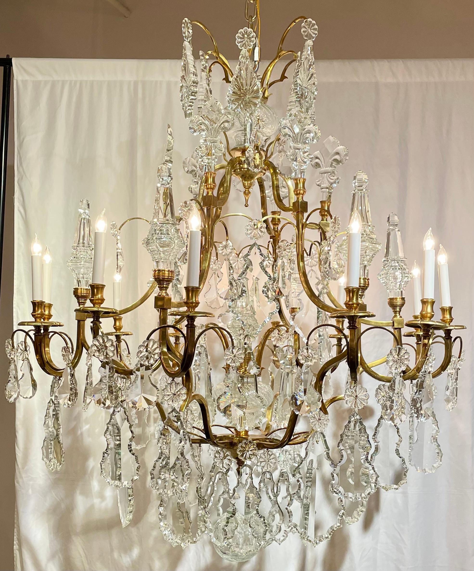 Pareja de arañas de cristal tallado francés y bronce D'Oré de gran escala, circa años 60.
Posiblemente placas de cristal de plomo fino de Baccarat o St. Louis.