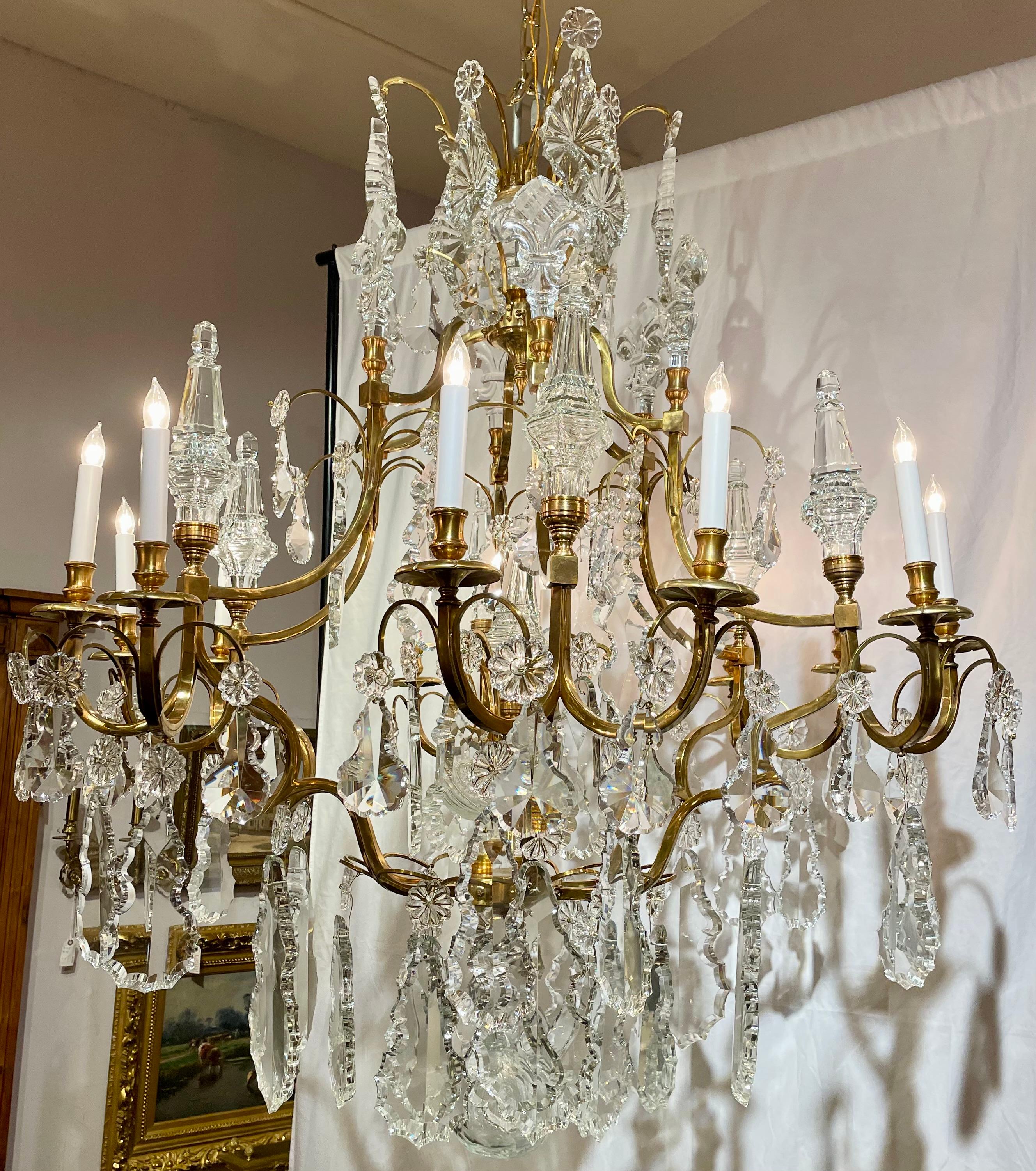 Pareja de arañas de cristal tallado francés y bronce D'Oré Circa 1960 Francés en venta