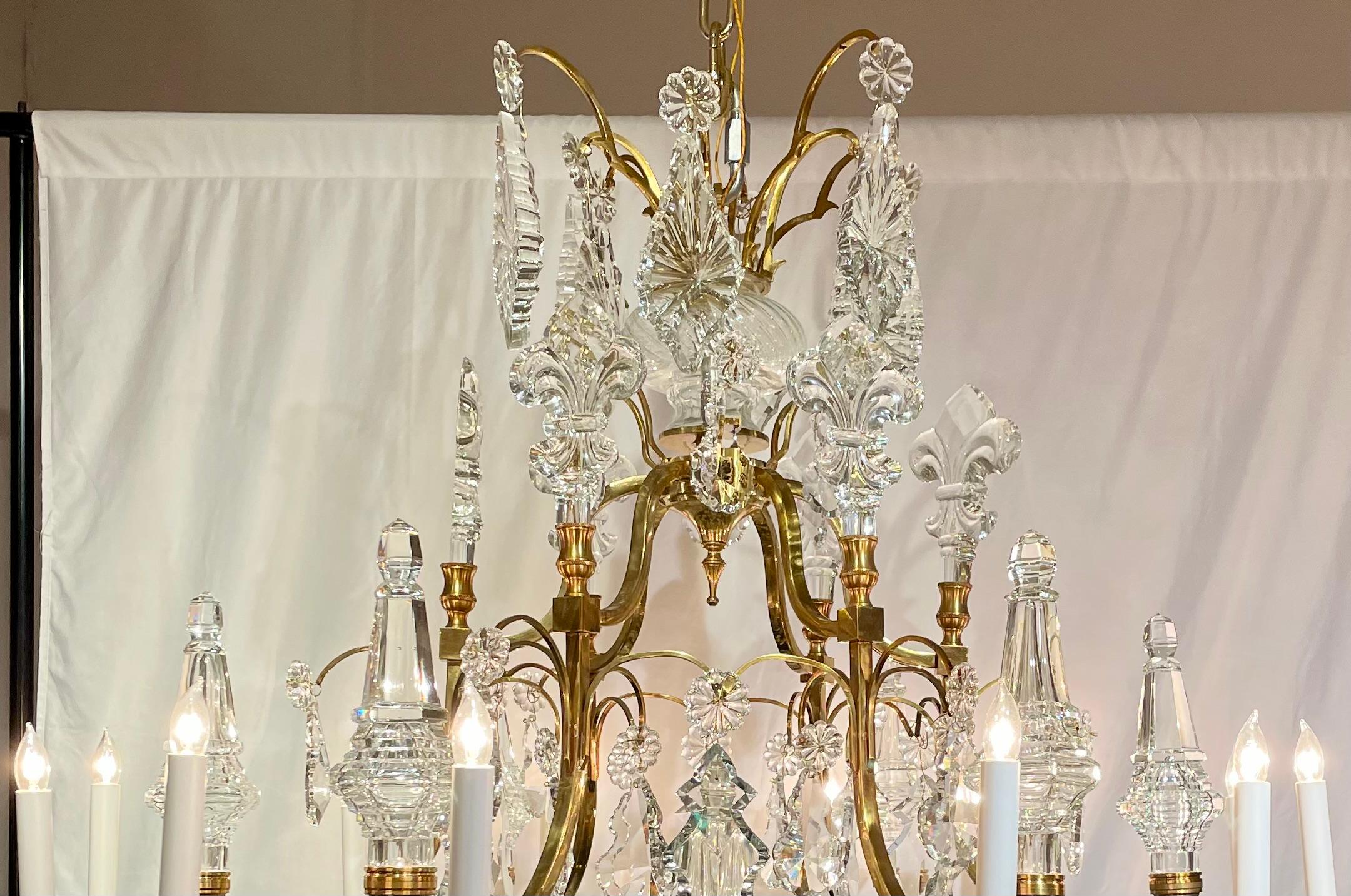 Pareja de arañas de cristal tallado francés y bronce D'Oré Circa 1960 en Bueno estado para la venta en New Orleans, LA