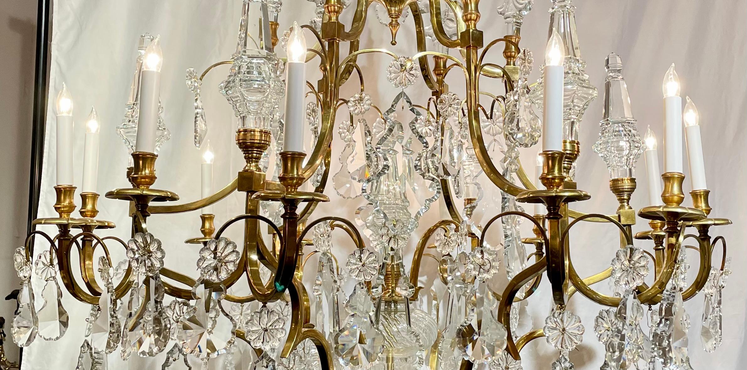 Pareja de arañas de cristal tallado francés y bronce D'Oré Circa 1960 siglo XX en venta