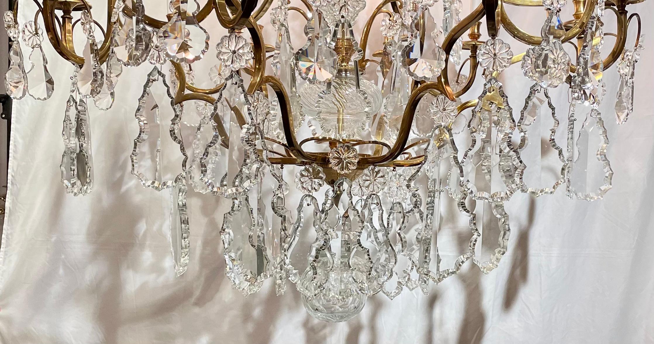 Pareja de arañas de cristal tallado francés y bronce D'Oré Circa 1960 en venta 1