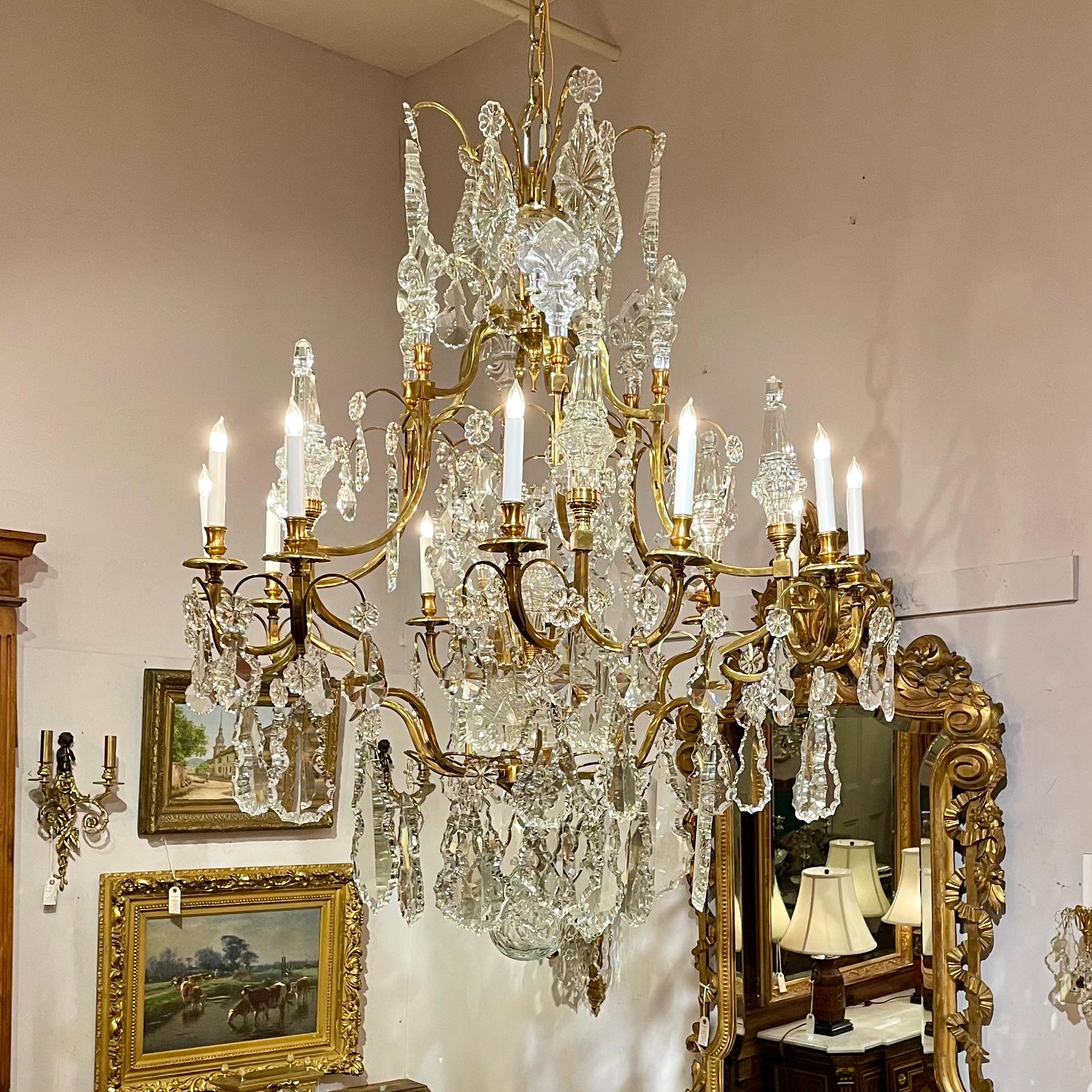 Pareja de arañas de cristal tallado francés y bronce D'Oré Circa 1960 en venta 3