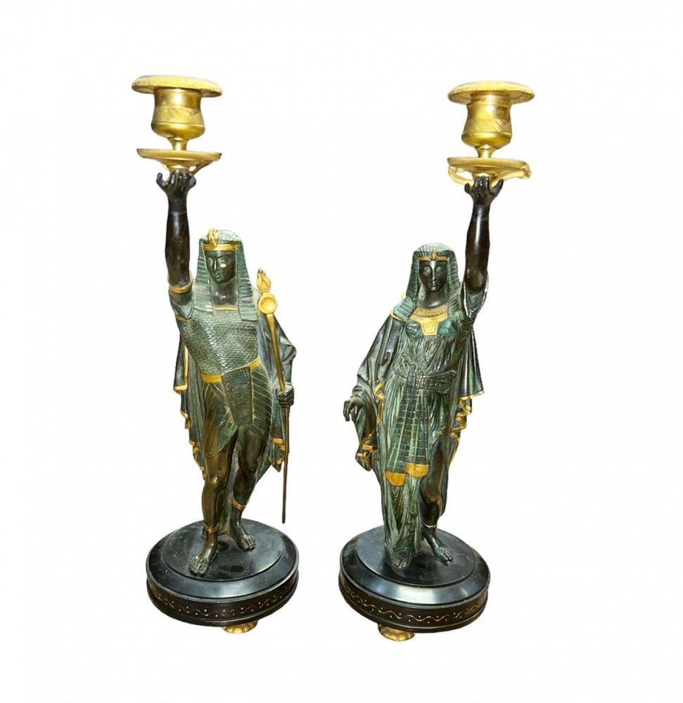 Paar reizvolle italienische Grand-Tour-Bronze-Kerzenleuchter
In Form von männlichen und weiblichen - linken und rechten - ägyptischen Figurinen
Datiert auf ca. 1840
Tolle Patina auf der Bronze mit polychromem Finish und goldenen