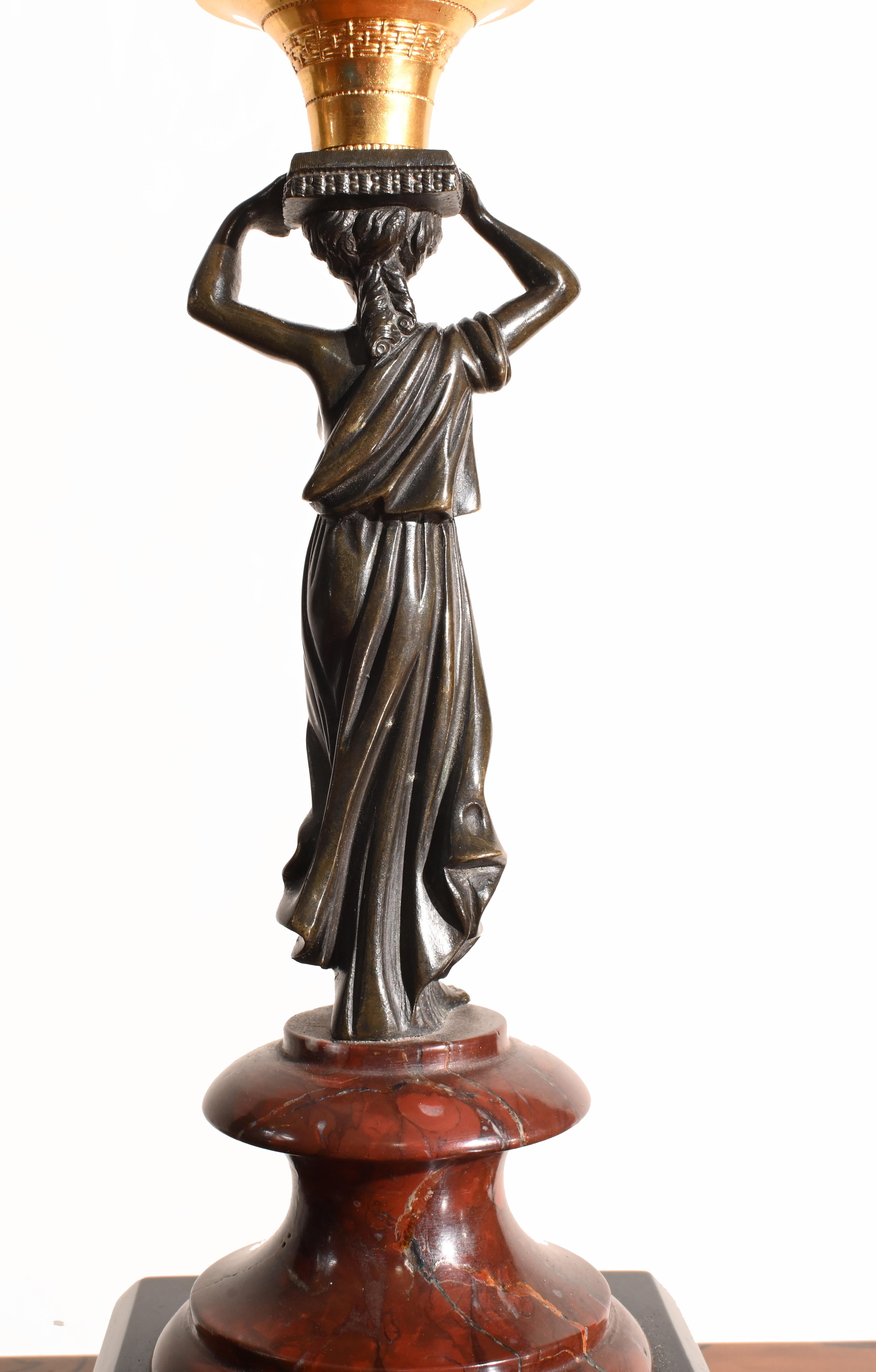 Bronze Paire de candélabres Grand Tour jeune fille en marbre et bronze 1840 en vente