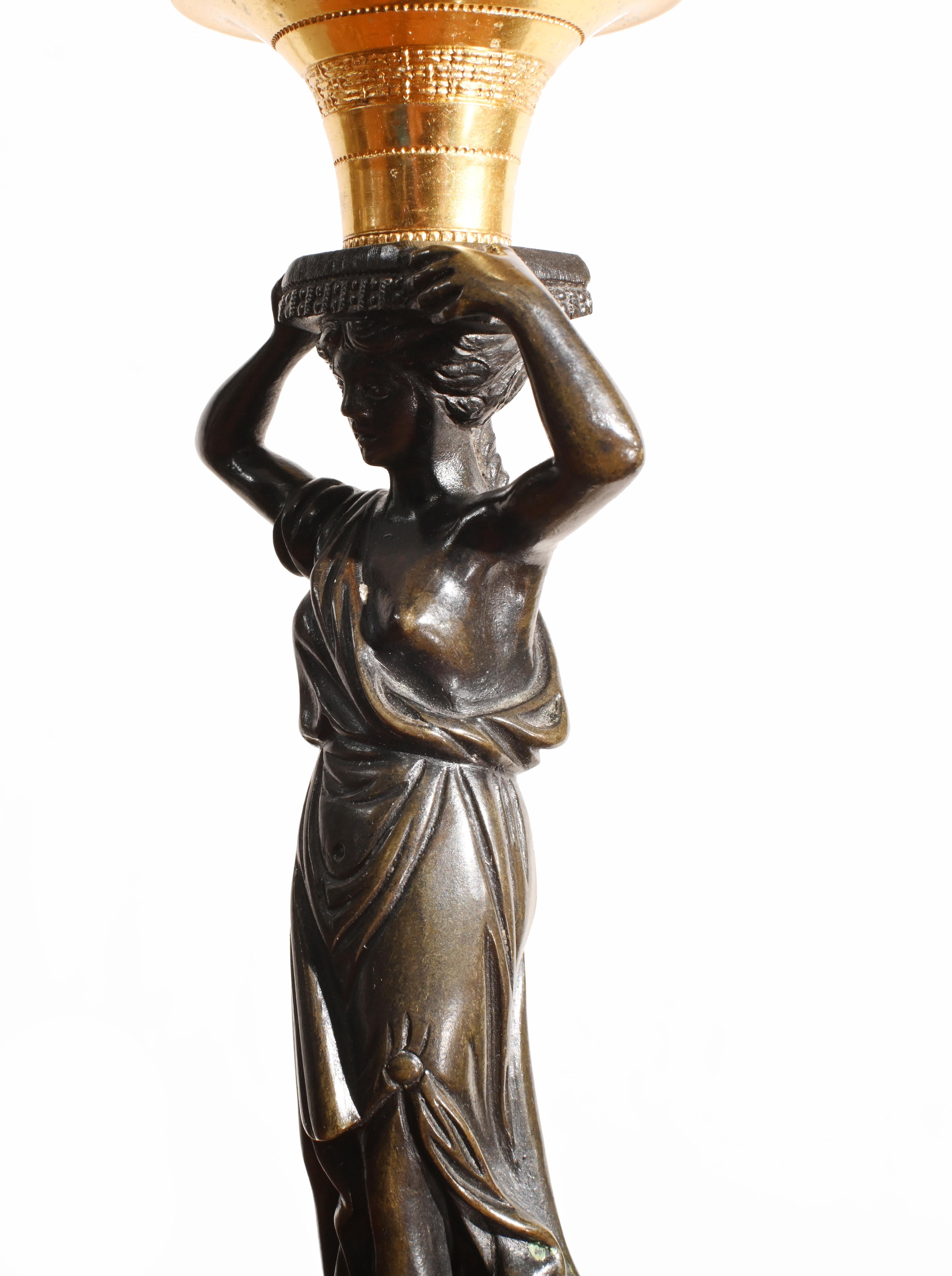 Paire de candélabres Grand Tour jeune fille en marbre et bronze 1840 en vente 1