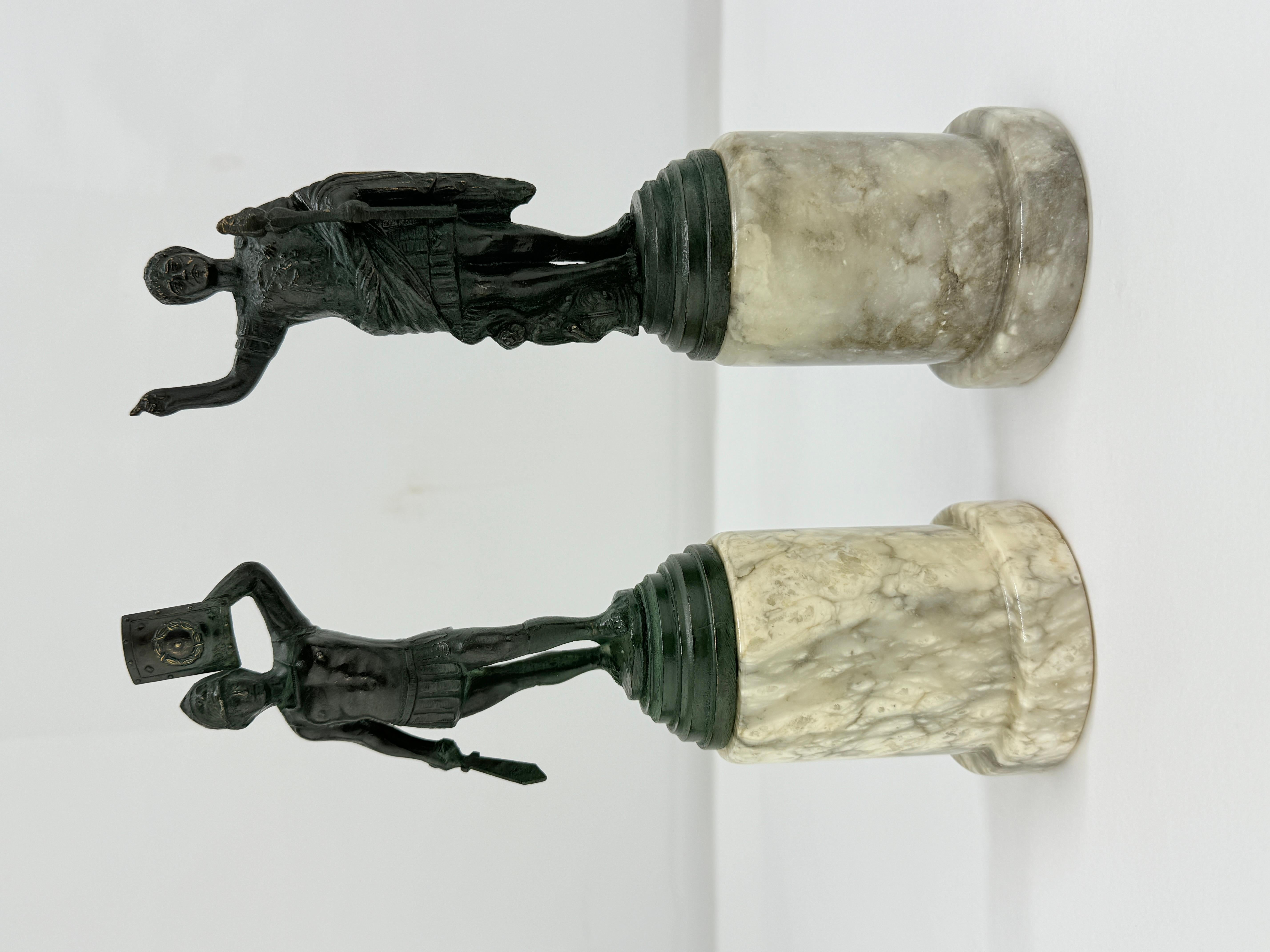 Questa straordinaria coppia di figure in bronzo, realizzate in stile Grandeur, rappresenta Cesare Augusto e un soldato romano, incarnando gli ideali classici e la grandezza dell'antica Roma. Ogni figura è fusa in bronzo e mostra un'attenzione ai