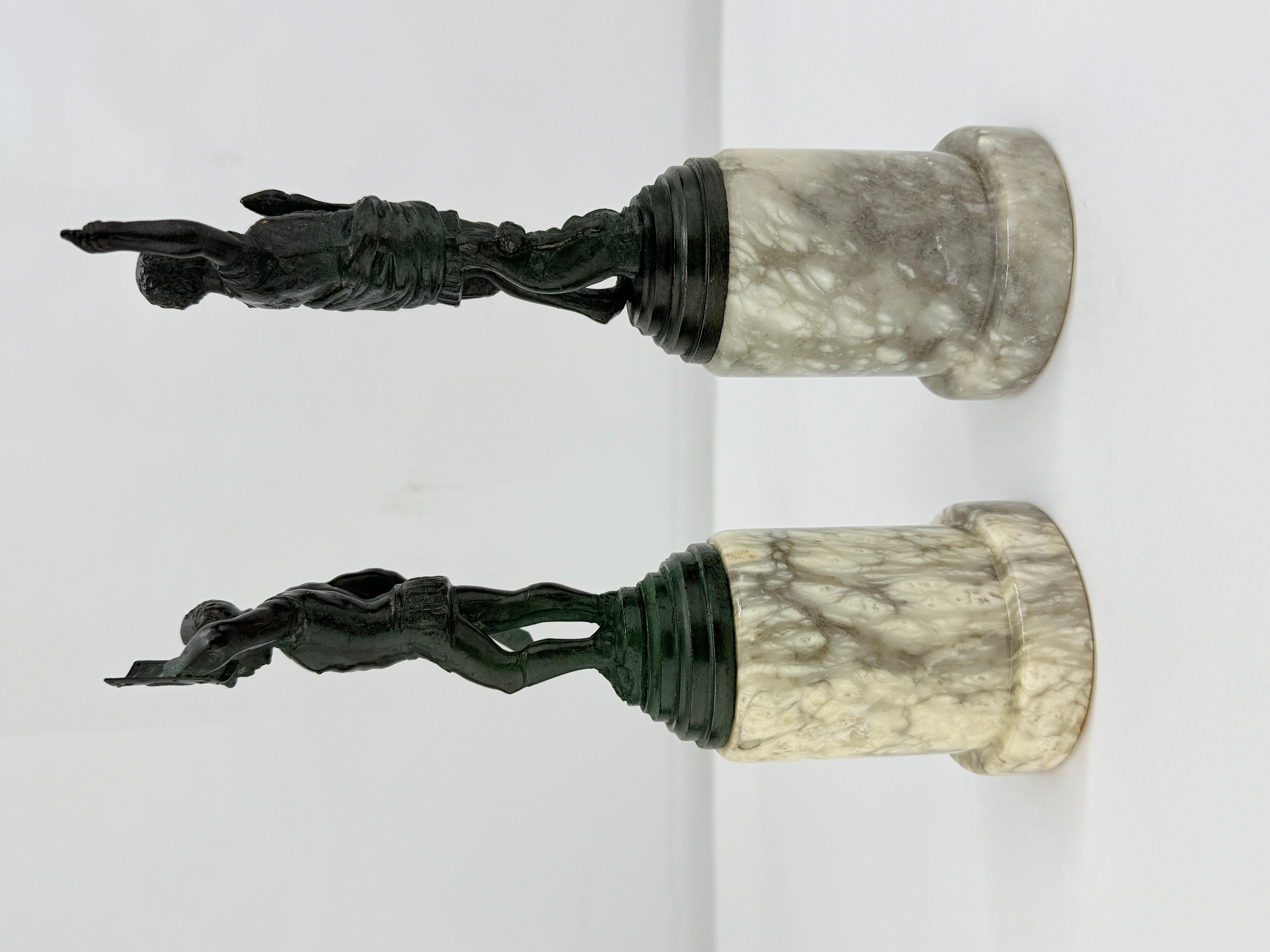 Italiano Coppia di figure in bronzo e marmo in stile Grand Tour di Cesare Augusto e Soldato Romano in vendita