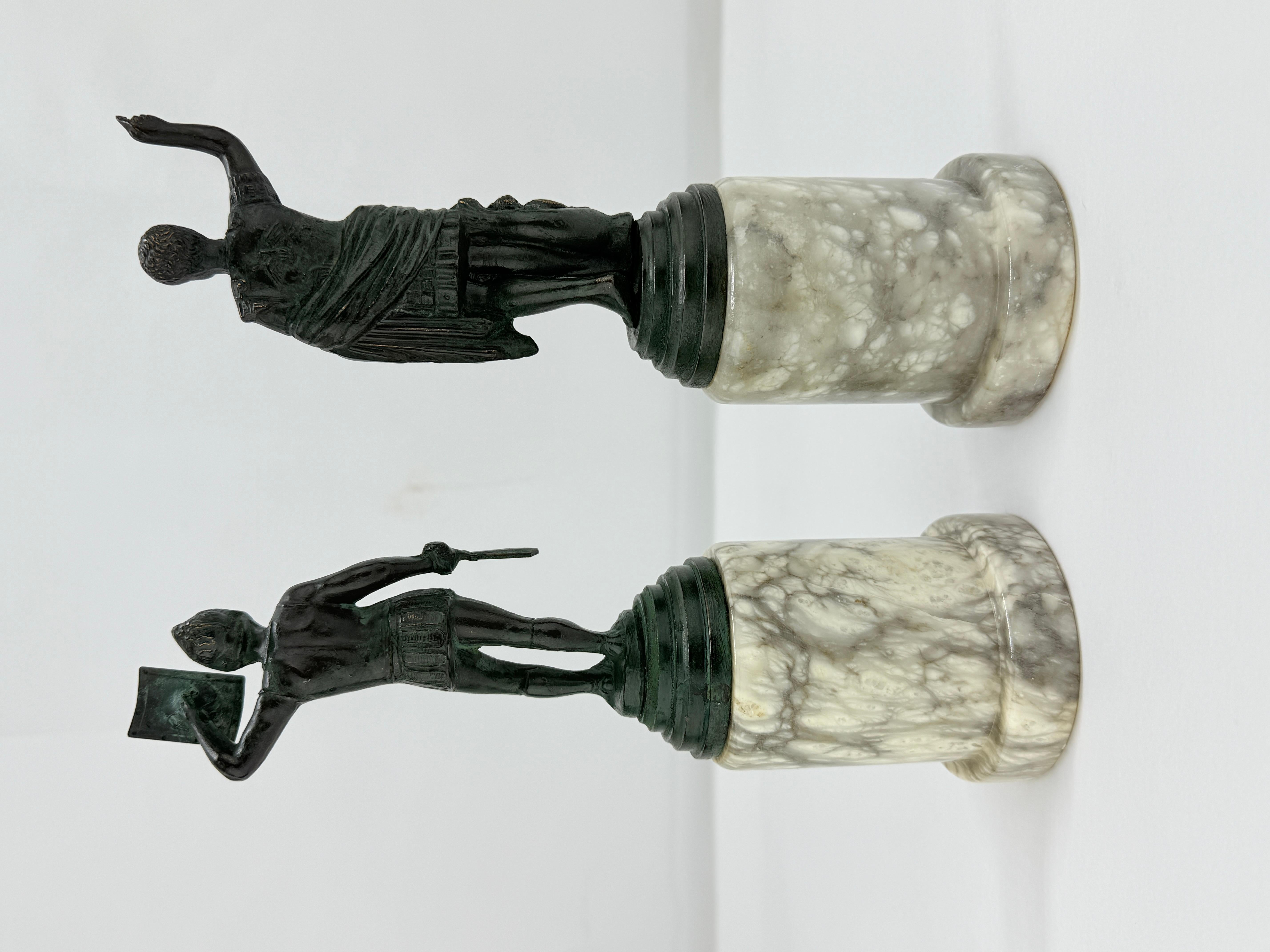 Coppia di figure in bronzo e marmo in stile Grand Tour di Cesare Augusto e Soldato Romano In condizioni buone in vendita a Atlanta, GA