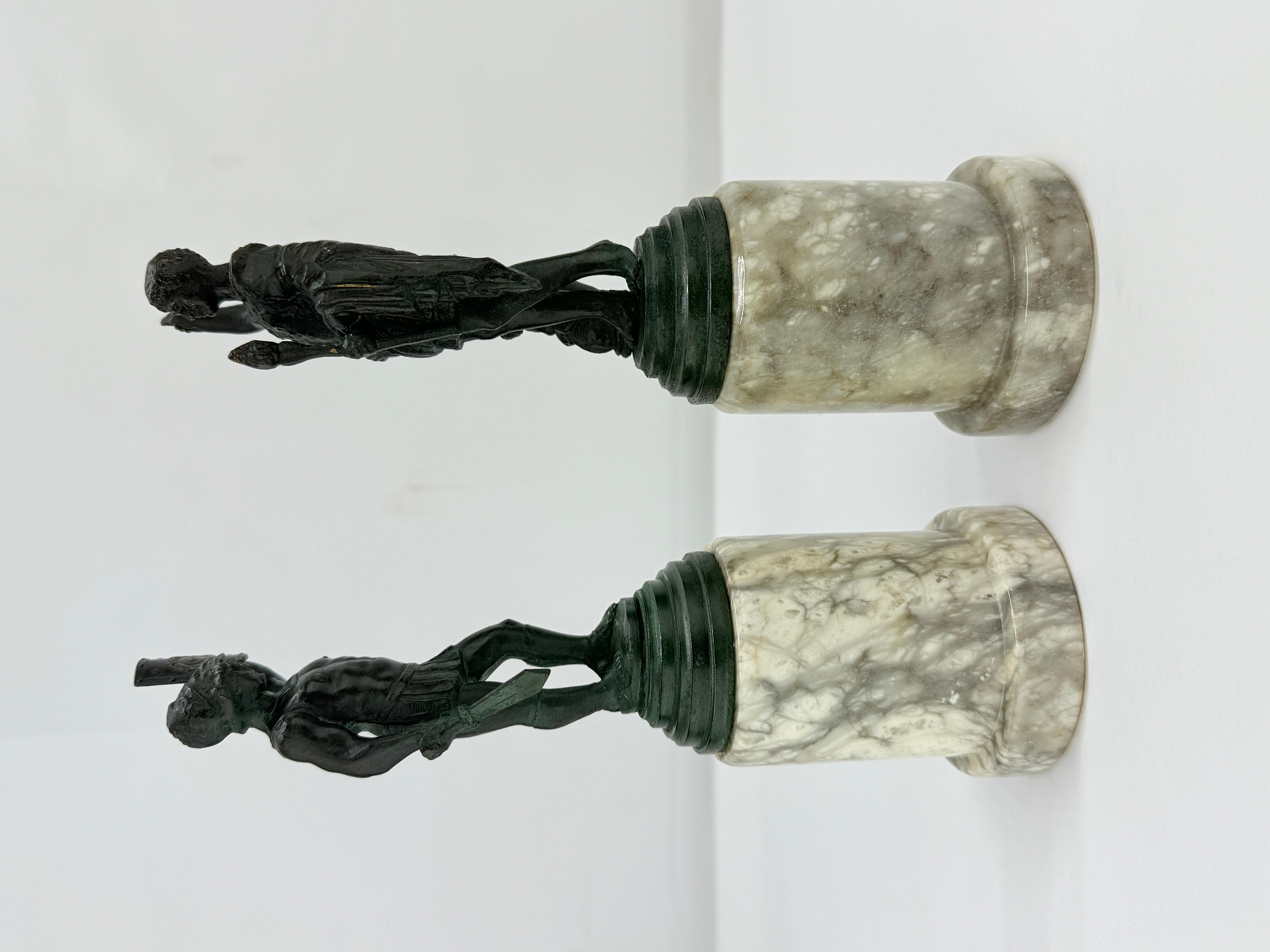 XX secolo Coppia di figure in bronzo e marmo in stile Grand Tour di Cesare Augusto e Soldato Romano in vendita