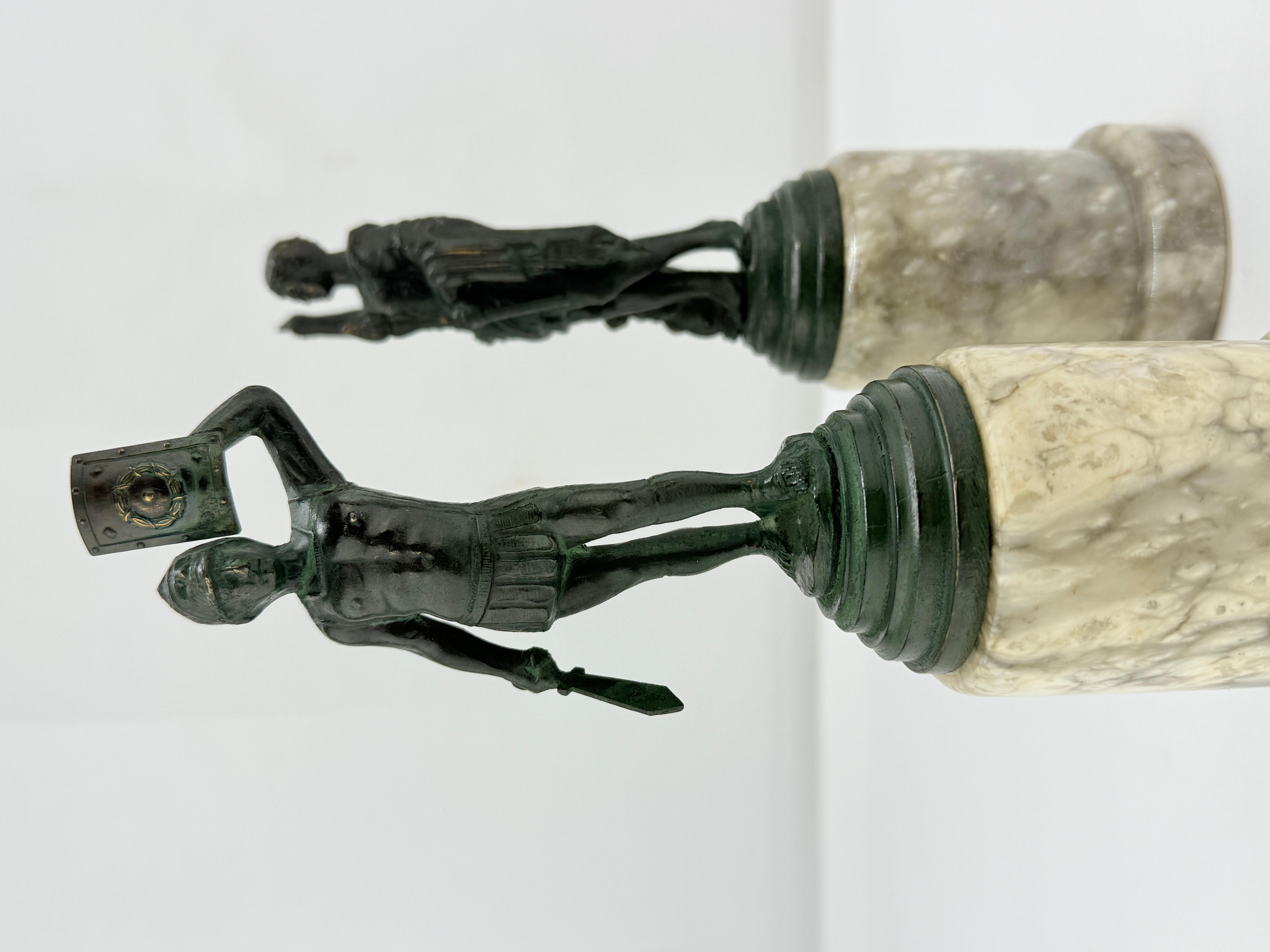 Bronzo Coppia di figure in bronzo e marmo in stile Grand Tour di Cesare Augusto e Soldato Romano in vendita